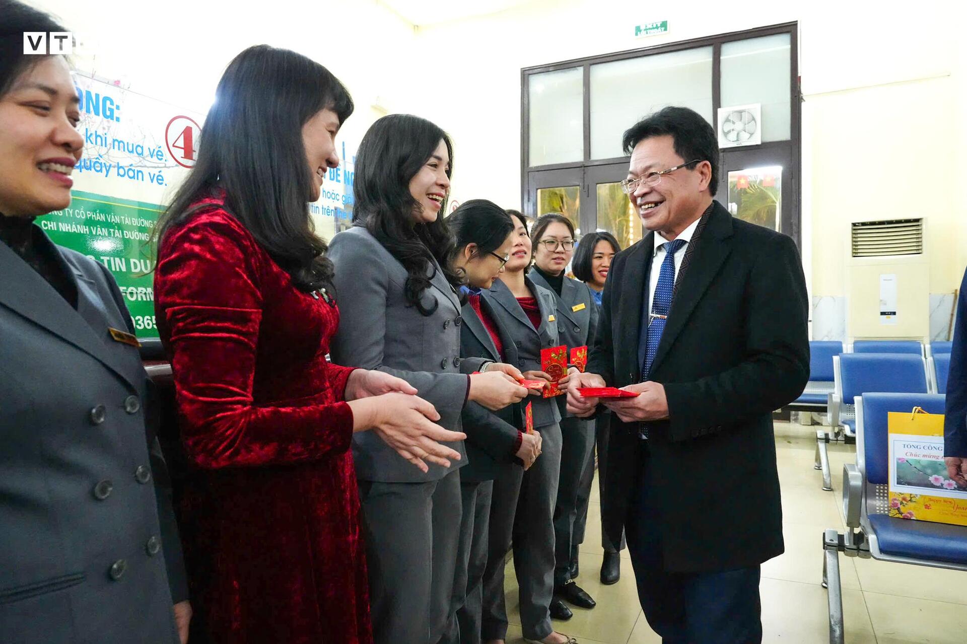 Những vị khách đặc biệt trên ‘chuyến tàu xuân’ chạy xuyên giao thừa - 10