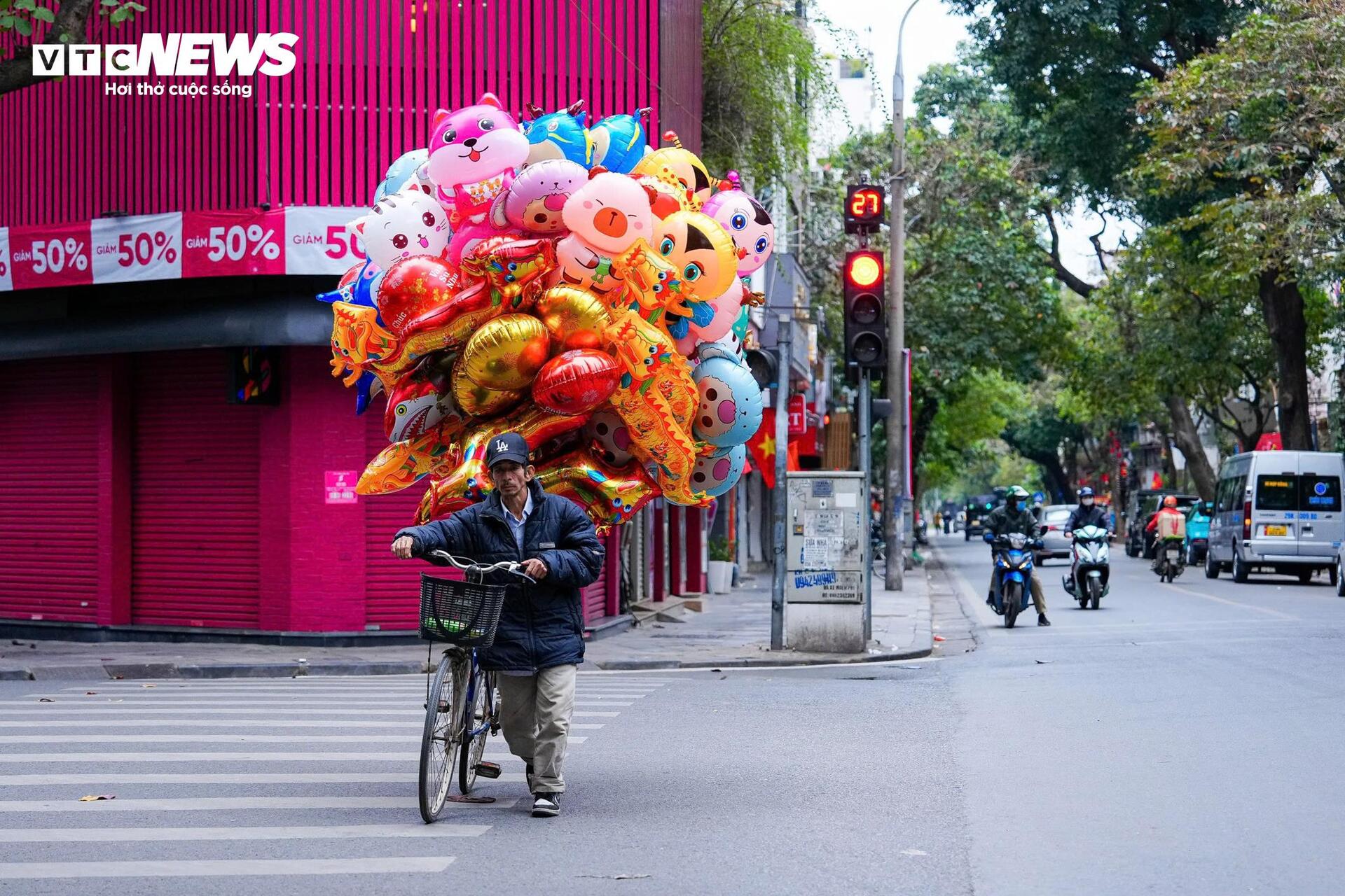 Người Hà Nội uống cà phê, thảnh thơi tận hưởng không khí chiều cuối năm - 10