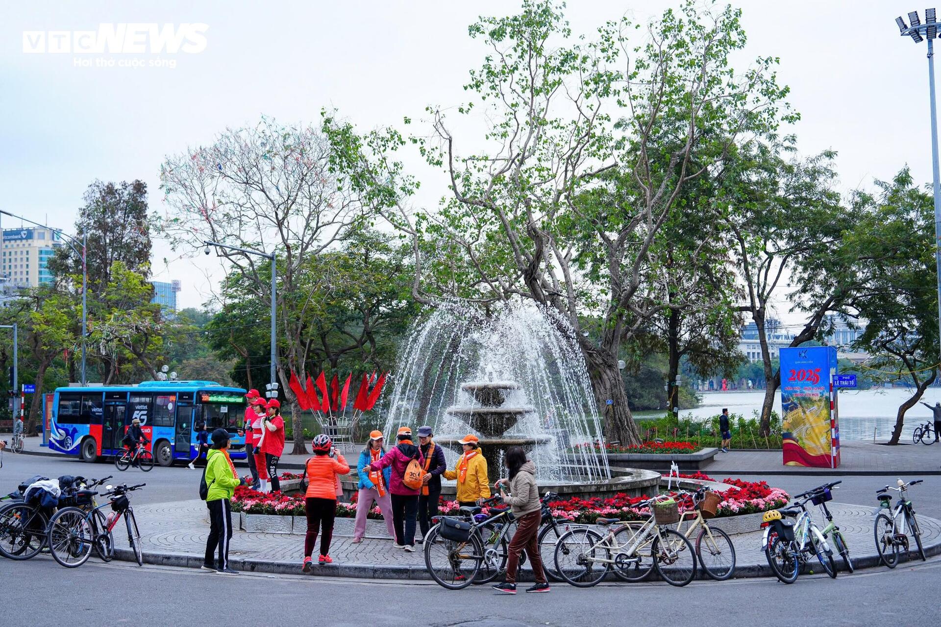 Người Hà Nội uống cà phê, thảnh thơi tận hưởng không khí chiều cuối năm - 5