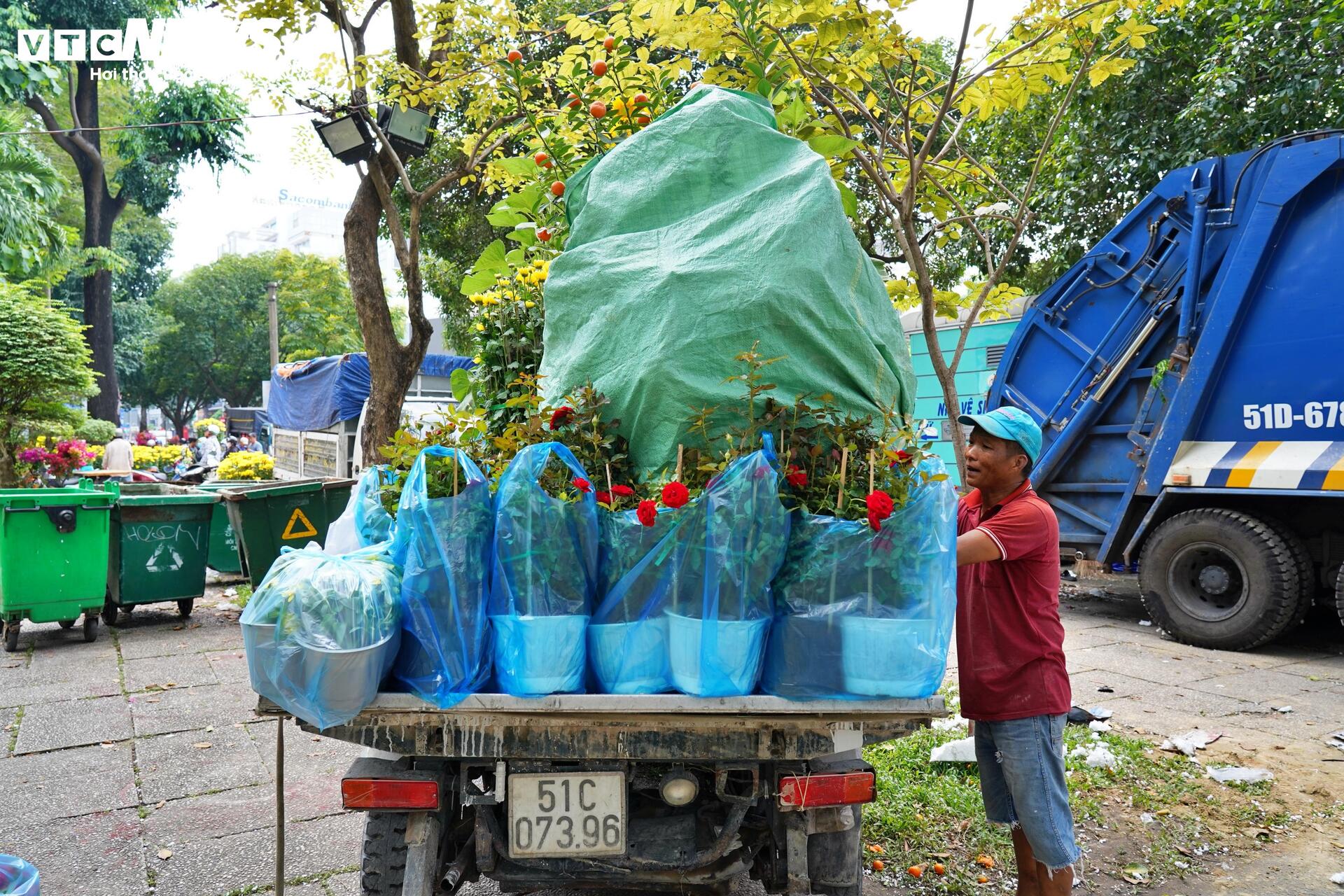 TP.HCM: Xả lỗ không ai mua, tiểu thương bỏ hoa, vứt chậu về quê đón giao thừa - 11