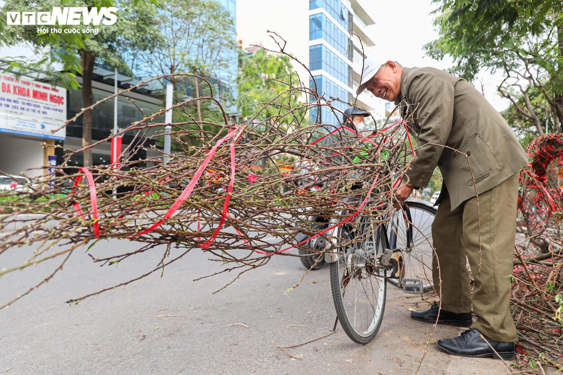 Hoa đào, mai vàng đại hạ giá, tiểu thương xả hàng về quê ăn Tết - 19