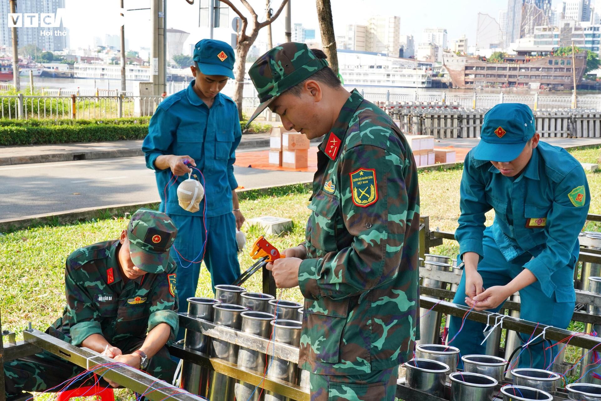 Cận cảnh trận địa pháo hoa Hà Nội, TP.HCM trước giờ khai hoả đêm giao thừa  - 16