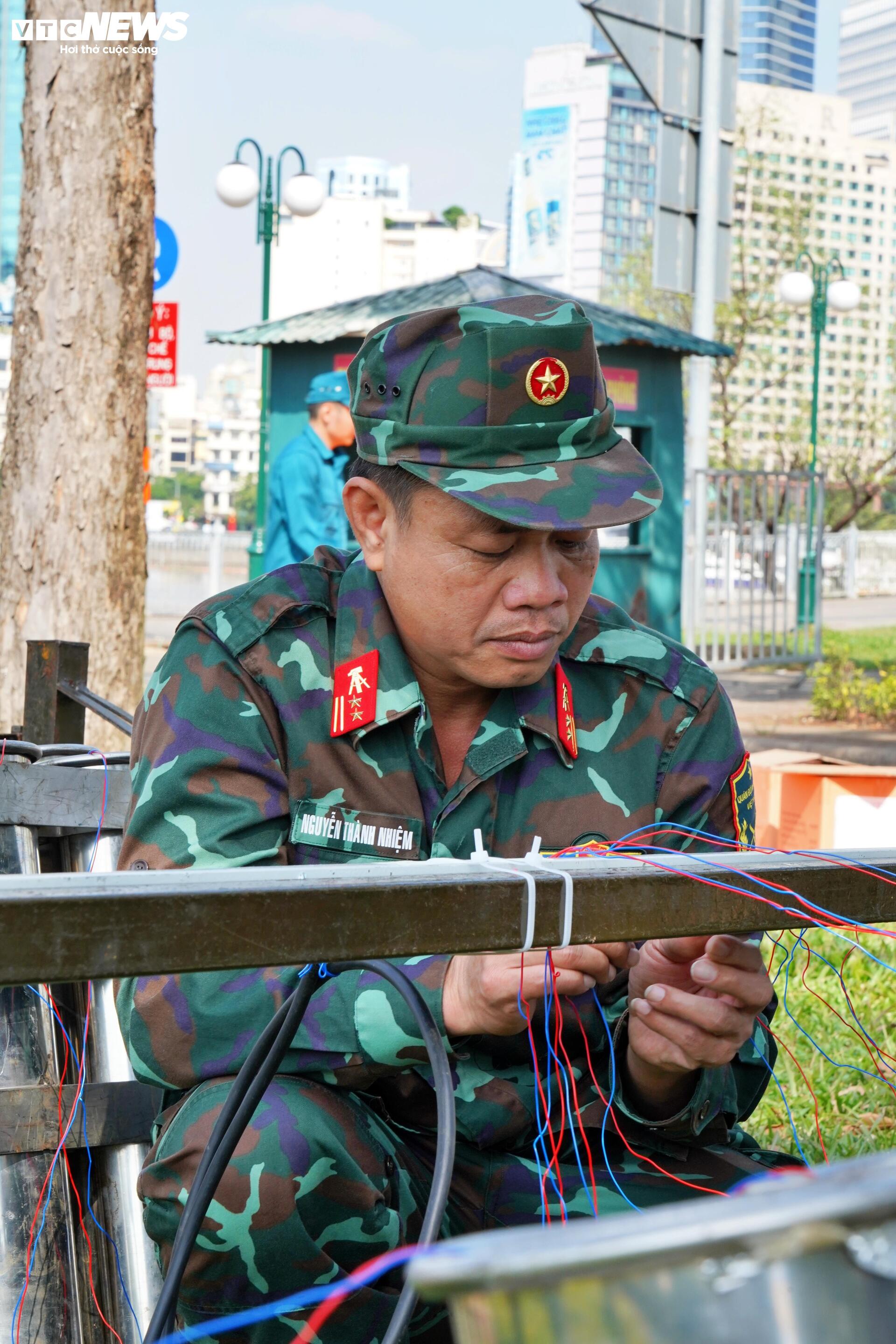 Cận cảnh trận địa pháo hoa Hà Nội, TP.HCM trước giờ khai hoả đêm giao thừa  - 17