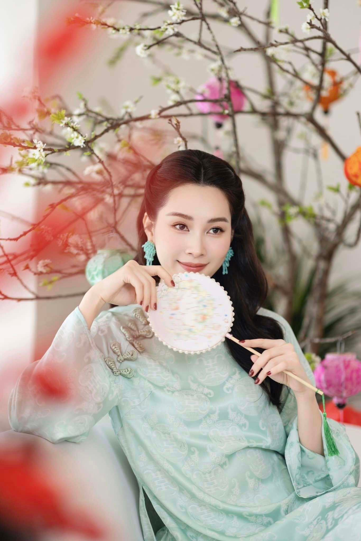 Sao Việt 3/2: Cường Đô La đăng ảnh với mẹ, vợ chồng Minh Hằng vi vu ở Hong Kong - 8