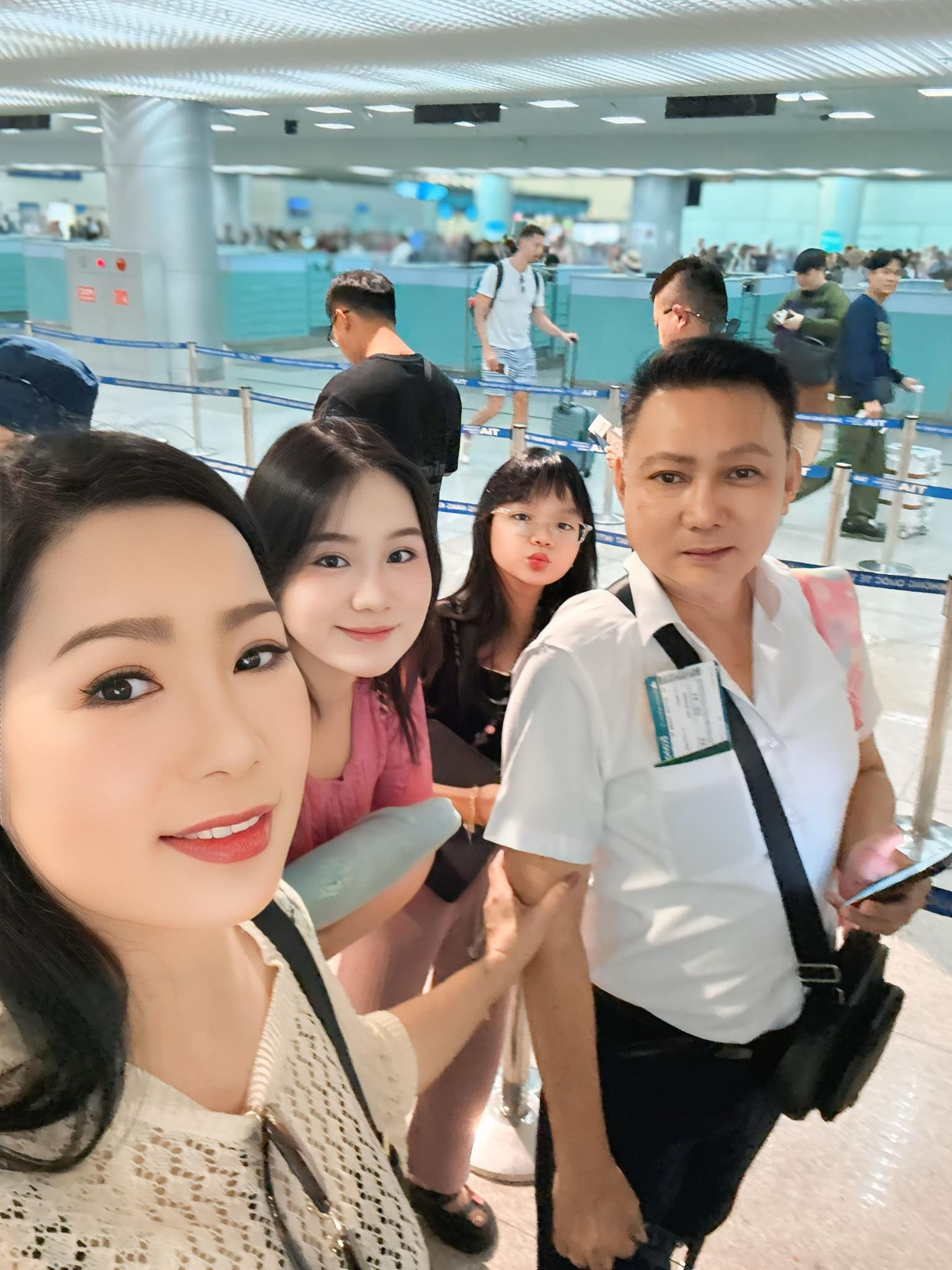 Sao Việt 4/2: Con gái Quyền Linh gợi cảm bất ngờ, Hoài Lâm lộ diện tiều tụy - 10