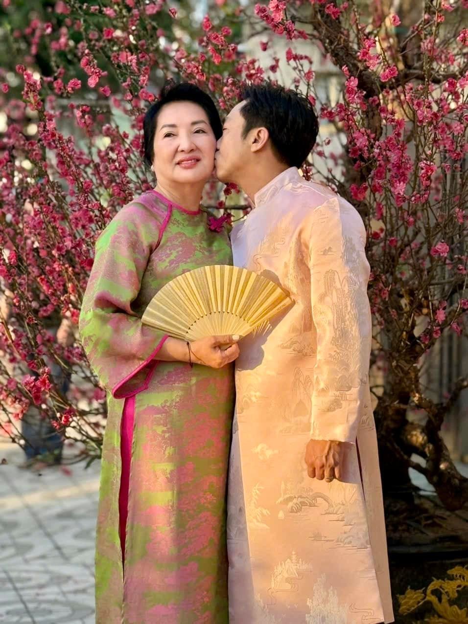 Sao Việt 3/2: Cường Đô La đăng ảnh với mẹ, vợ chồng Minh Hằng vi vu ở Hong Kong - 1