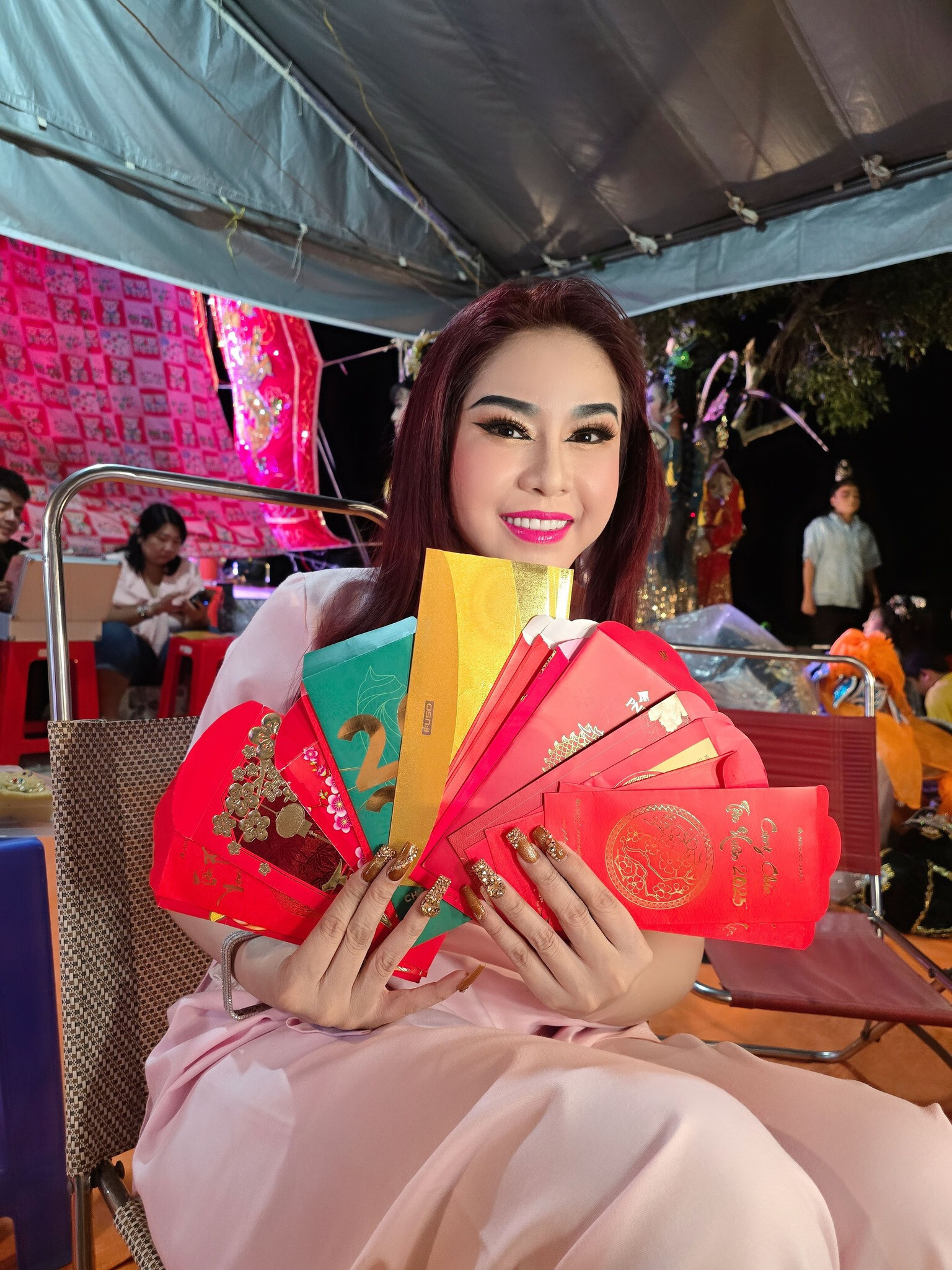 Sao Việt 4/2: Con gái Quyền Linh gợi cảm bất ngờ, Hoài Lâm lộ diện tiều tụy - 11