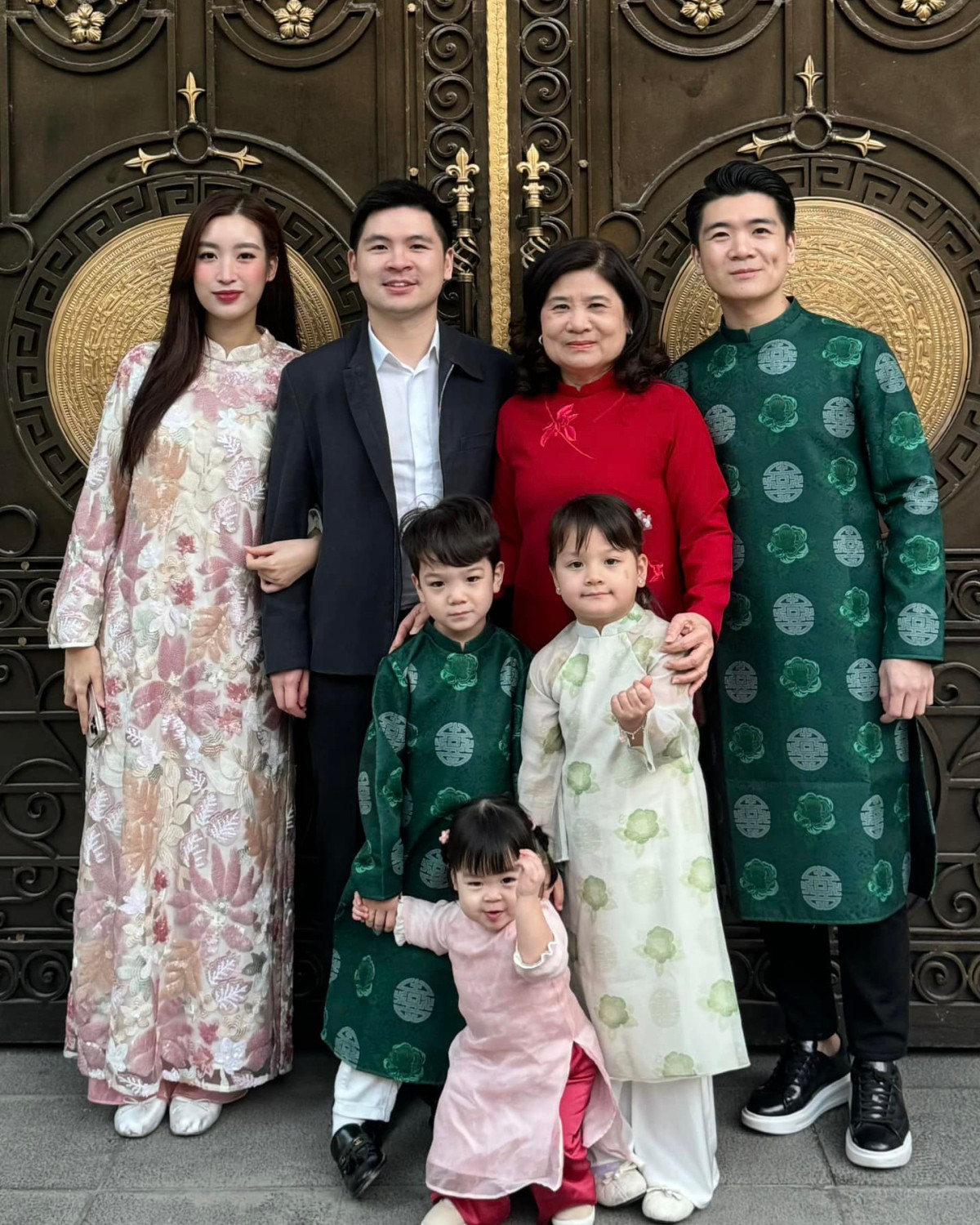 Sao Việt 3/2: Cường Đô La đăng ảnh với mẹ, vợ chồng Minh Hằng vi vu ở Hong Kong - 12