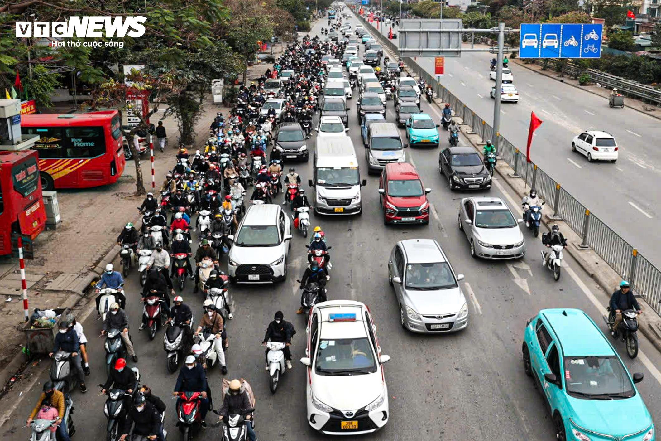 Nhiều tuyến đường vào trung tâm Hà Nội ùn tắc ngày đầu đi làm sau Tết - 5
