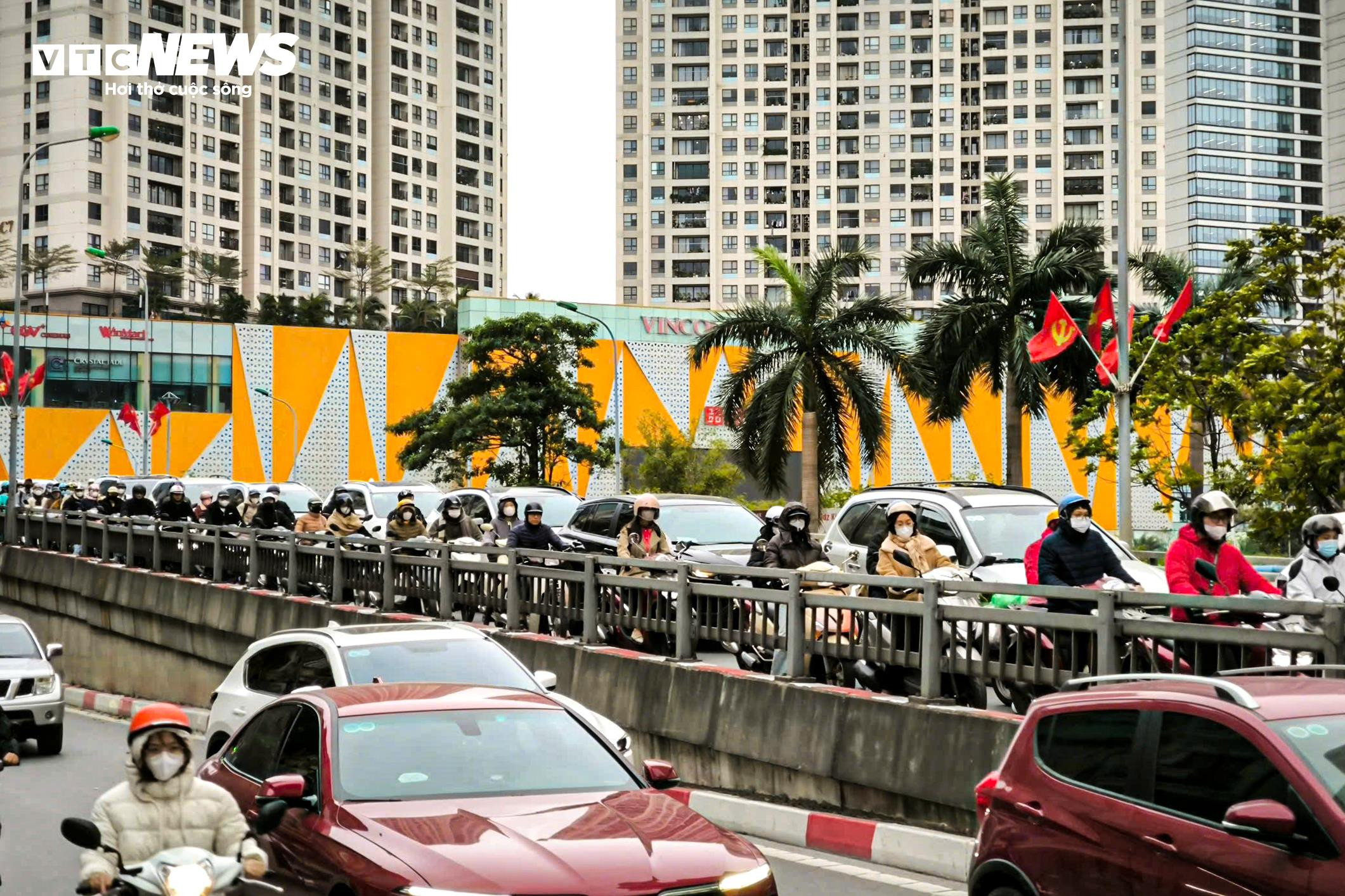 Nhiều tuyến đường vào trung tâm Hà Nội ùn tắc ngày đầu đi làm sau Tết - 10