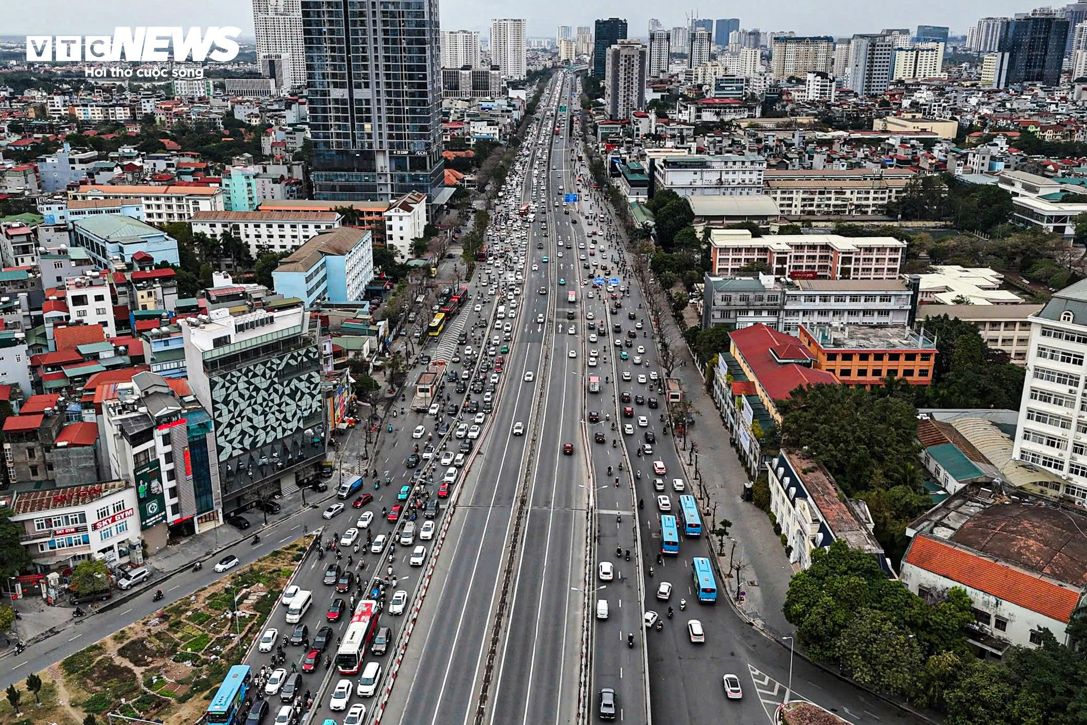 Nhiều tuyến đường vào trung tâm Hà Nội ùn tắc ngày đầu đi làm sau Tết - 3