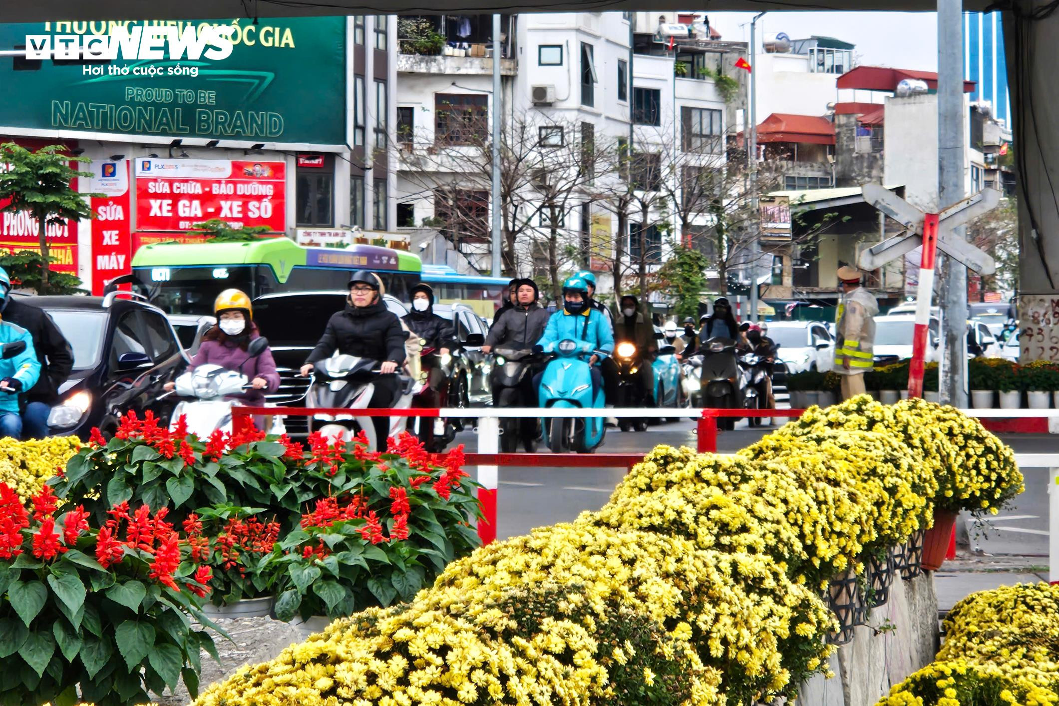 Nhiều tuyến đường vào trung tâm Hà Nội ùn tắc ngày đầu đi làm sau Tết - 9