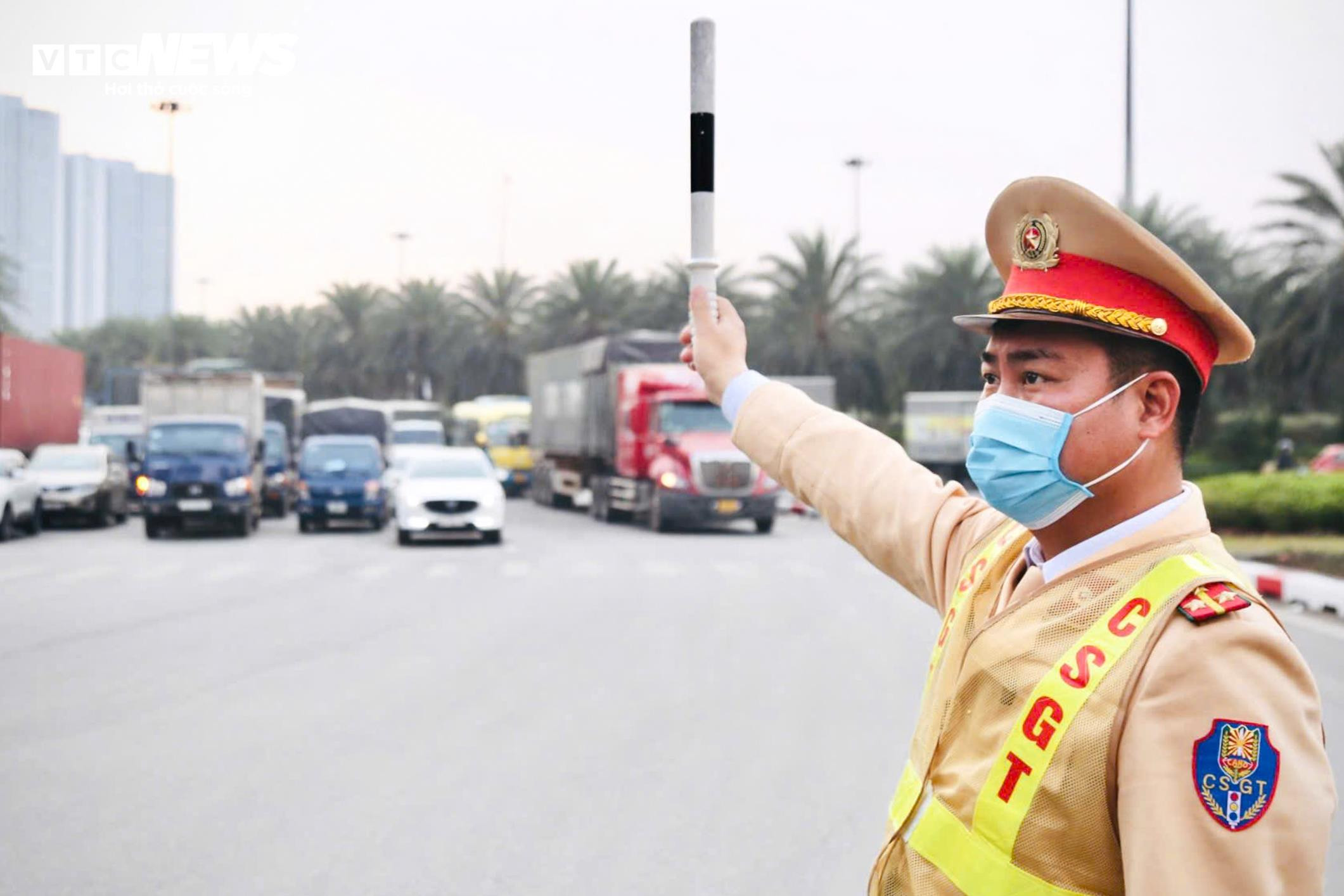 Nhiều tuyến đường vào trung tâm Hà Nội ùn tắc ngày đầu đi làm sau Tết - 8