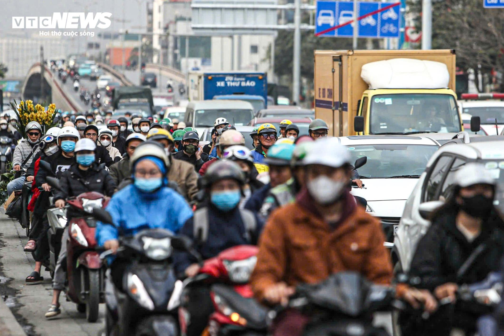 Nhiều tuyến đường vào trung tâm Hà Nội ùn tắc ngày đầu đi làm sau Tết - 6
