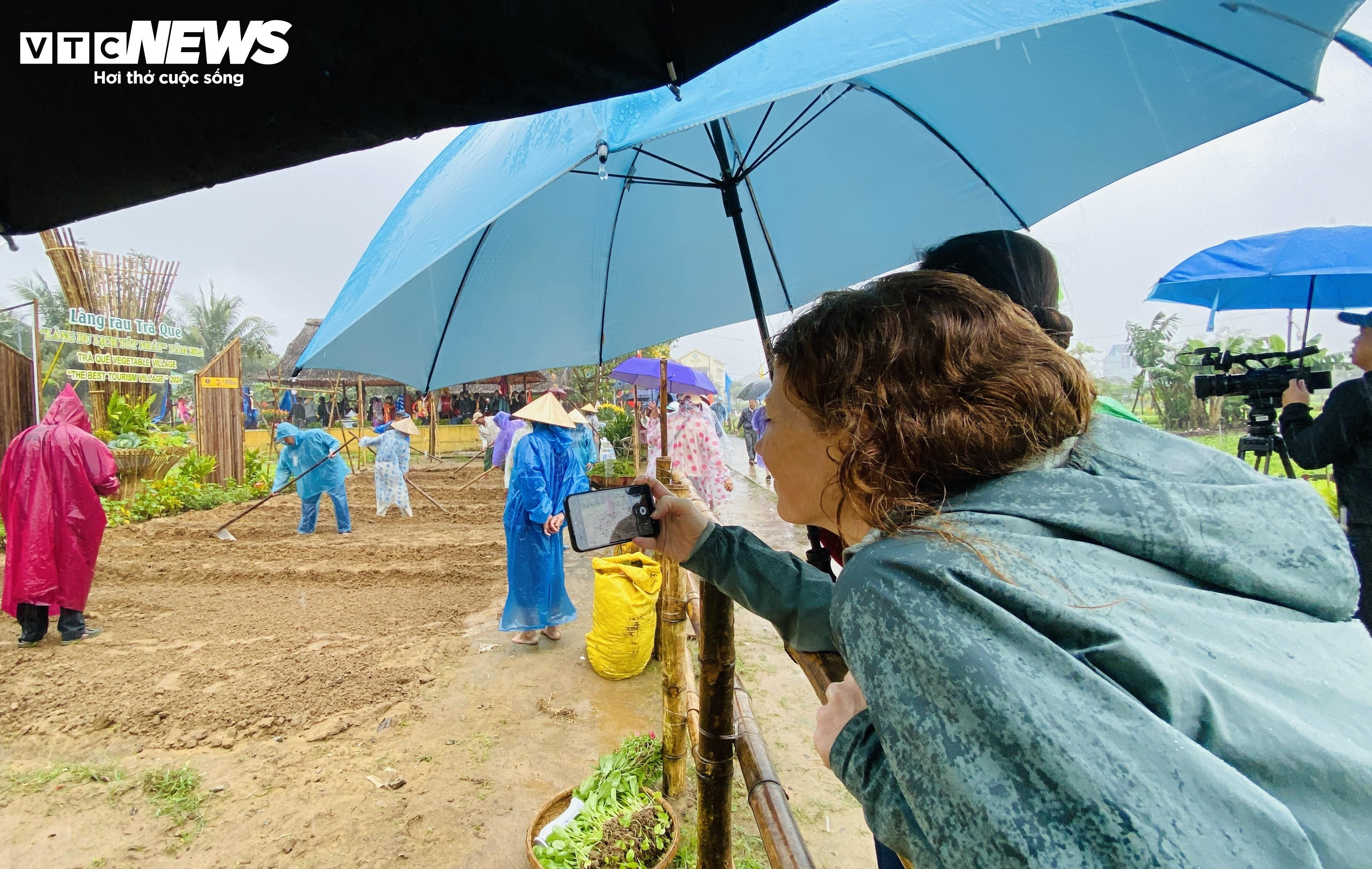 Du khách đội mưa tham dự lễ hội Cầu Bông ở làng du lịch tốt nhất thế giới - 10