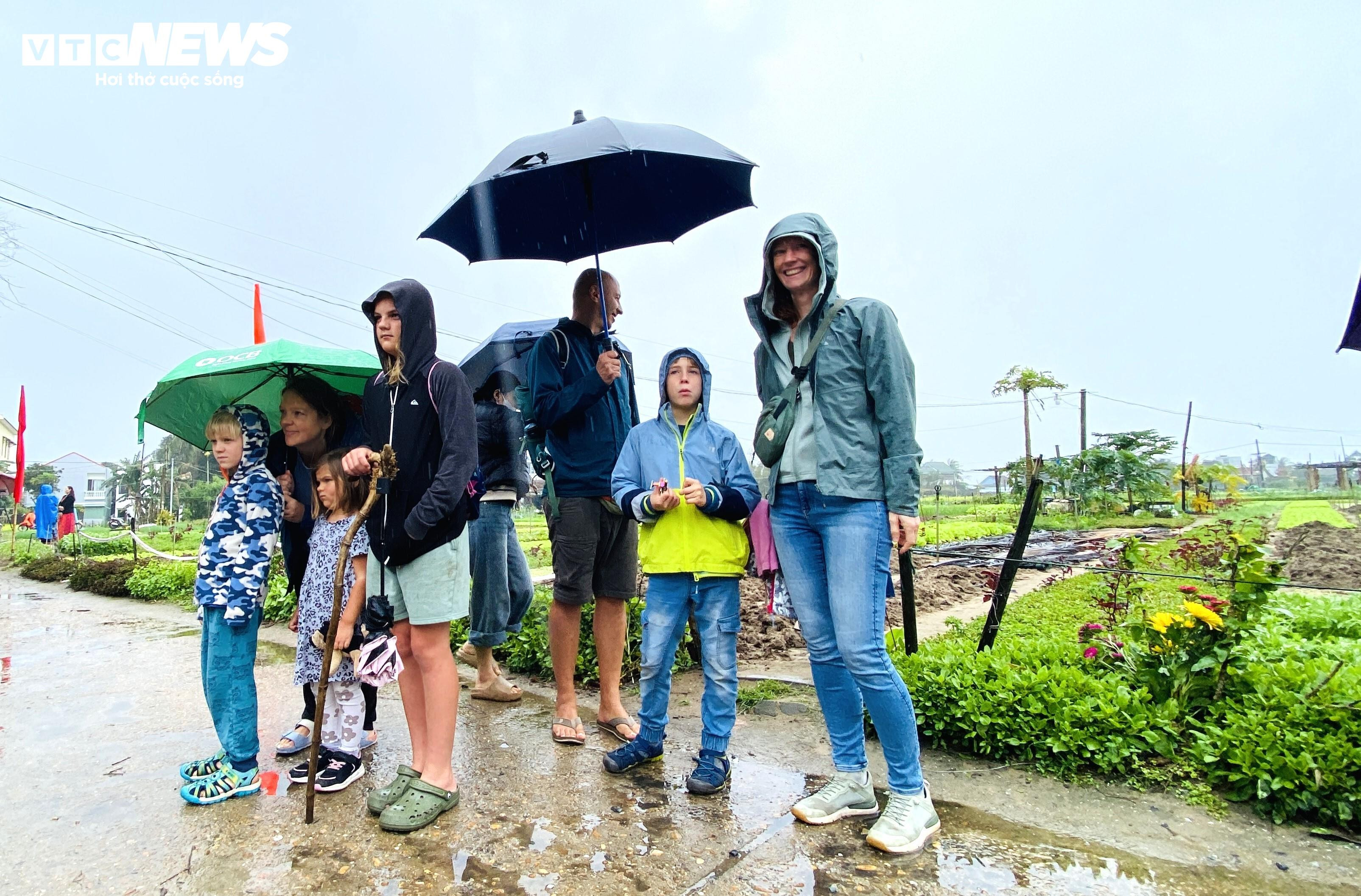 Du khách đội mưa tham dự lễ hội Cầu Bông ở làng du lịch tốt nhất thế giới - 6