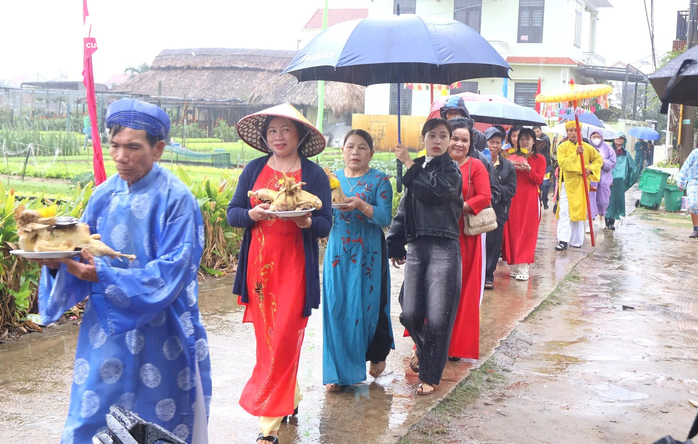 Du khách đội mưa tham dự lễ hội Cầu Bông ở làng du lịch tốt nhất thế giới - 4