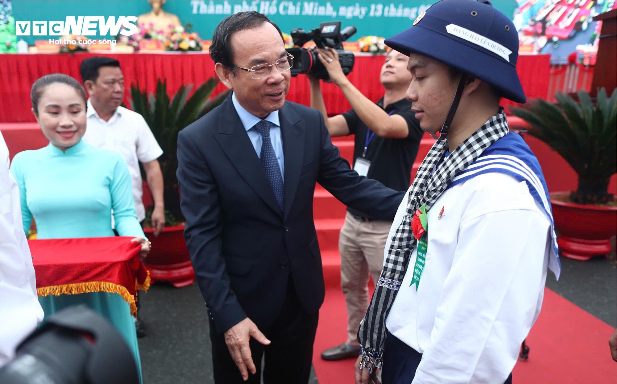 Về nước sau 3 năm du học Singapore, nam sinh rạng rỡ lên đường nhập ngũ - 30