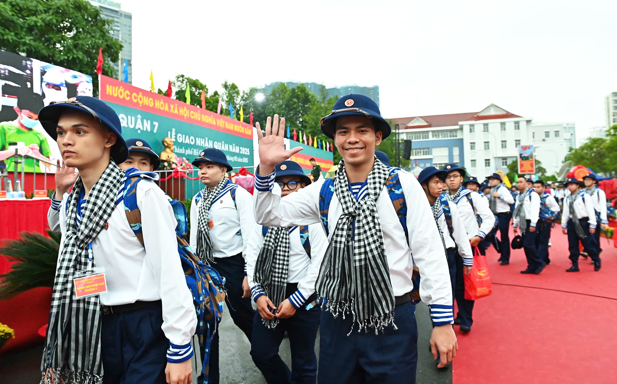 Về nước sau 3 năm du học Singapore, nam sinh rạng rỡ lên đường nhập ngũ - 29