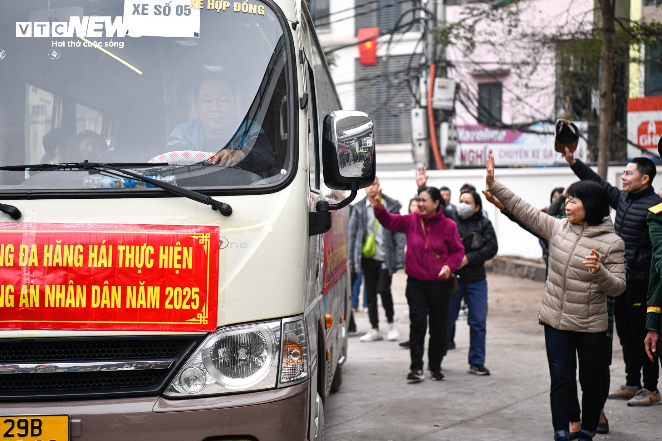 Về nước sau 3 năm du học Singapore, nam sinh rạng rỡ lên đường nhập ngũ - 19