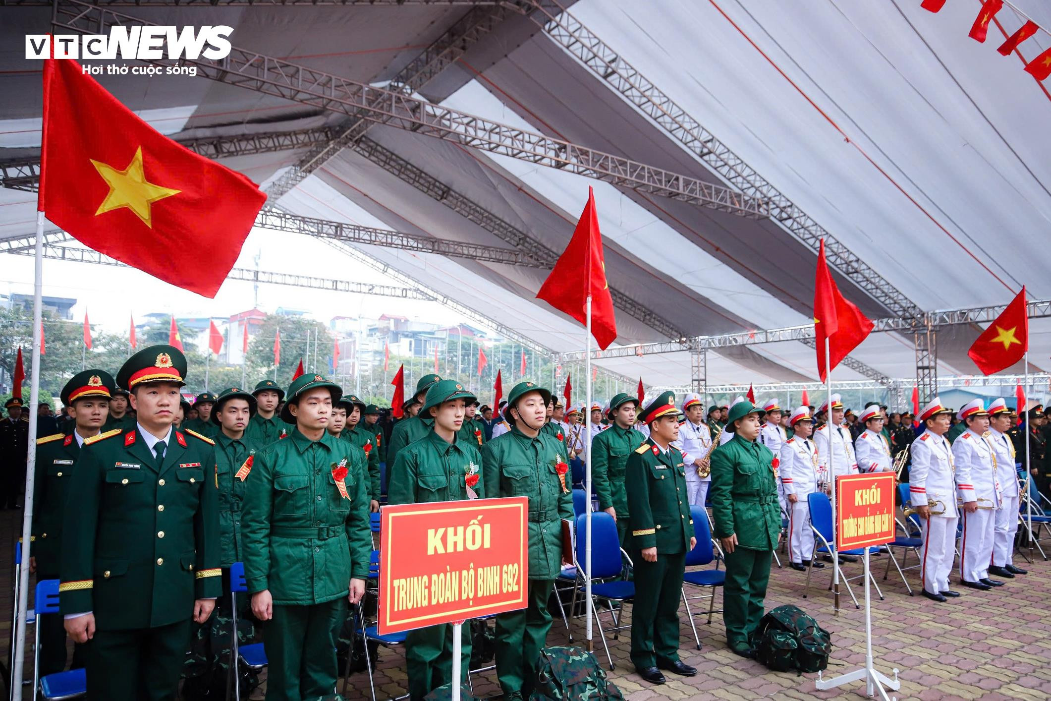 Về nước sau 3 năm du học Singapore, nam sinh rạng rỡ lên đường nhập ngũ - 20