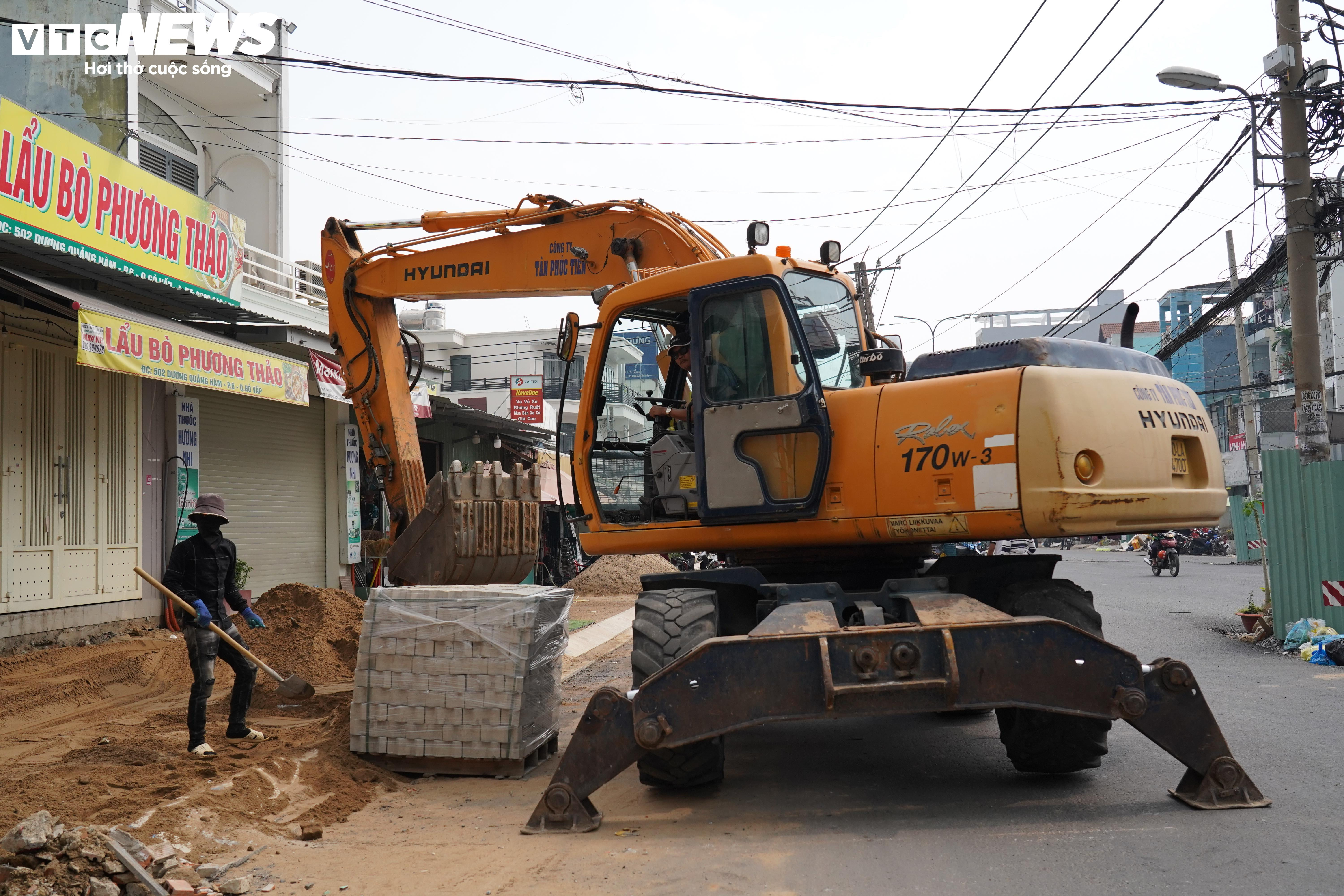 Cột điện, lô cốt gây mất an toàn giao thông tại dự án trọng điểm ở TP.HCM - 11