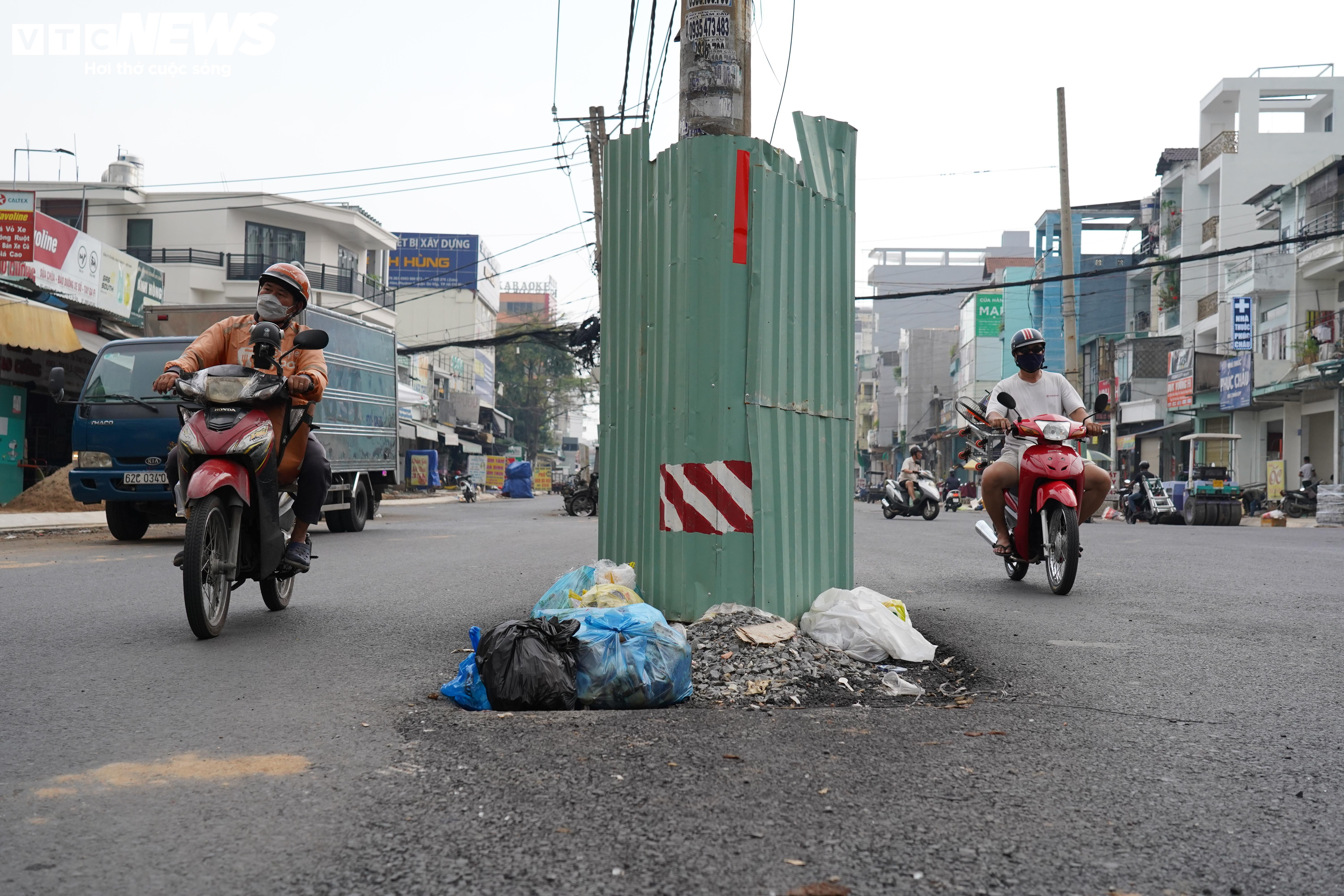 Cột điện, lô cốt gây mất an toàn giao thông tại dự án trọng điểm ở TP.HCM - 6