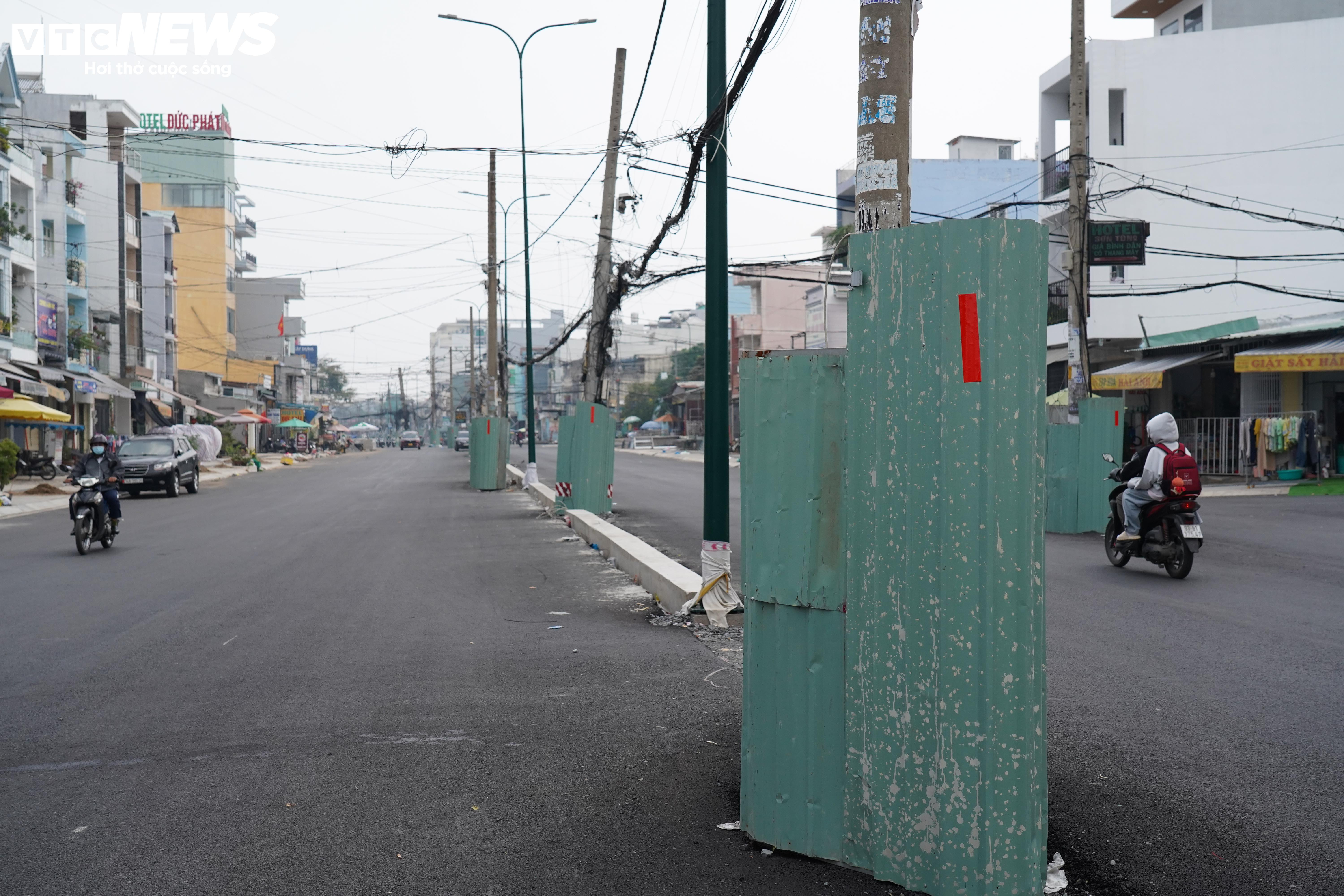 Cột điện, lô cốt gây mất an toàn giao thông tại dự án trọng điểm ở TP.HCM - 9