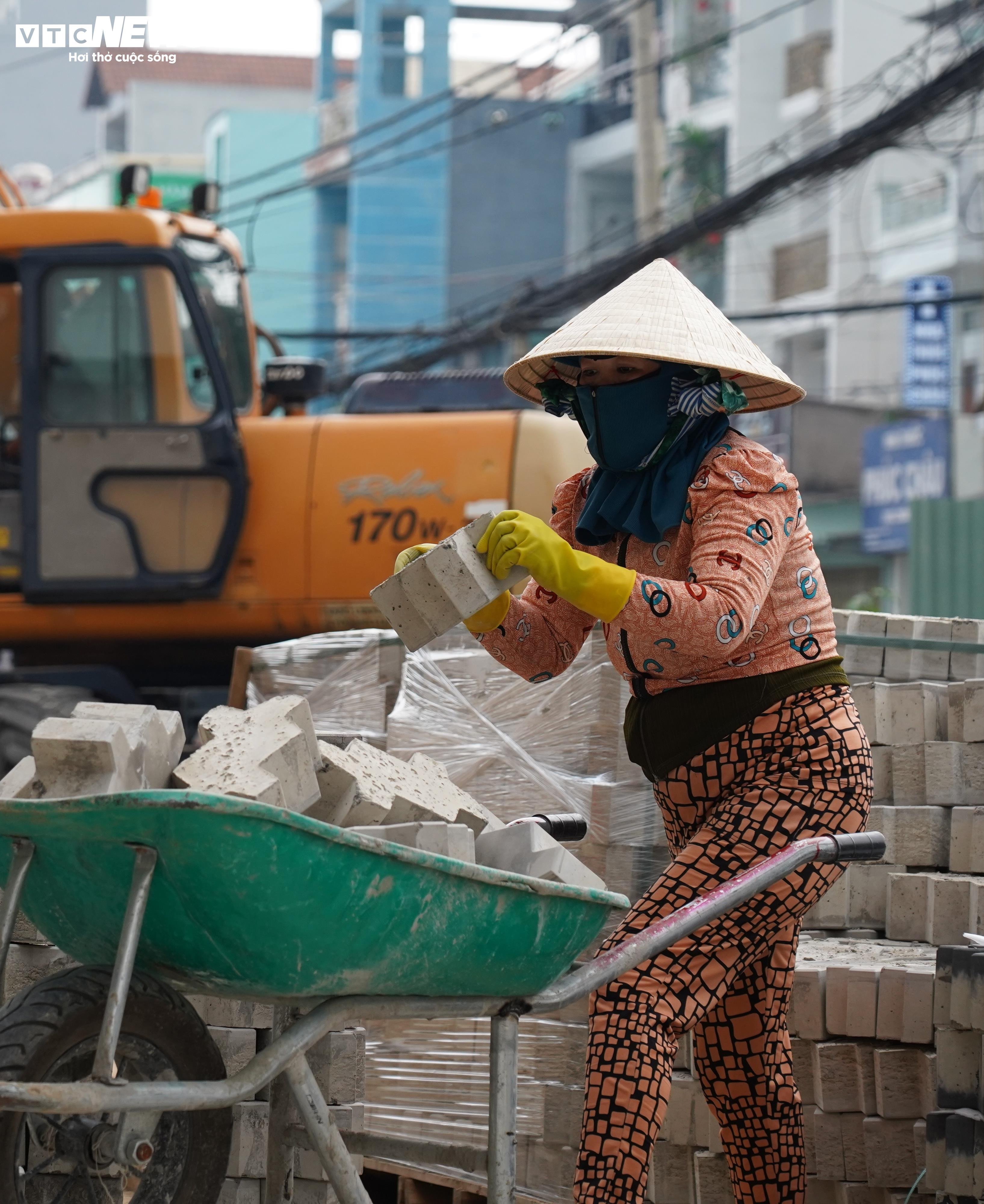 Cột điện, lô cốt gây mất an toàn giao thông tại dự án trọng điểm ở TP.HCM - 10