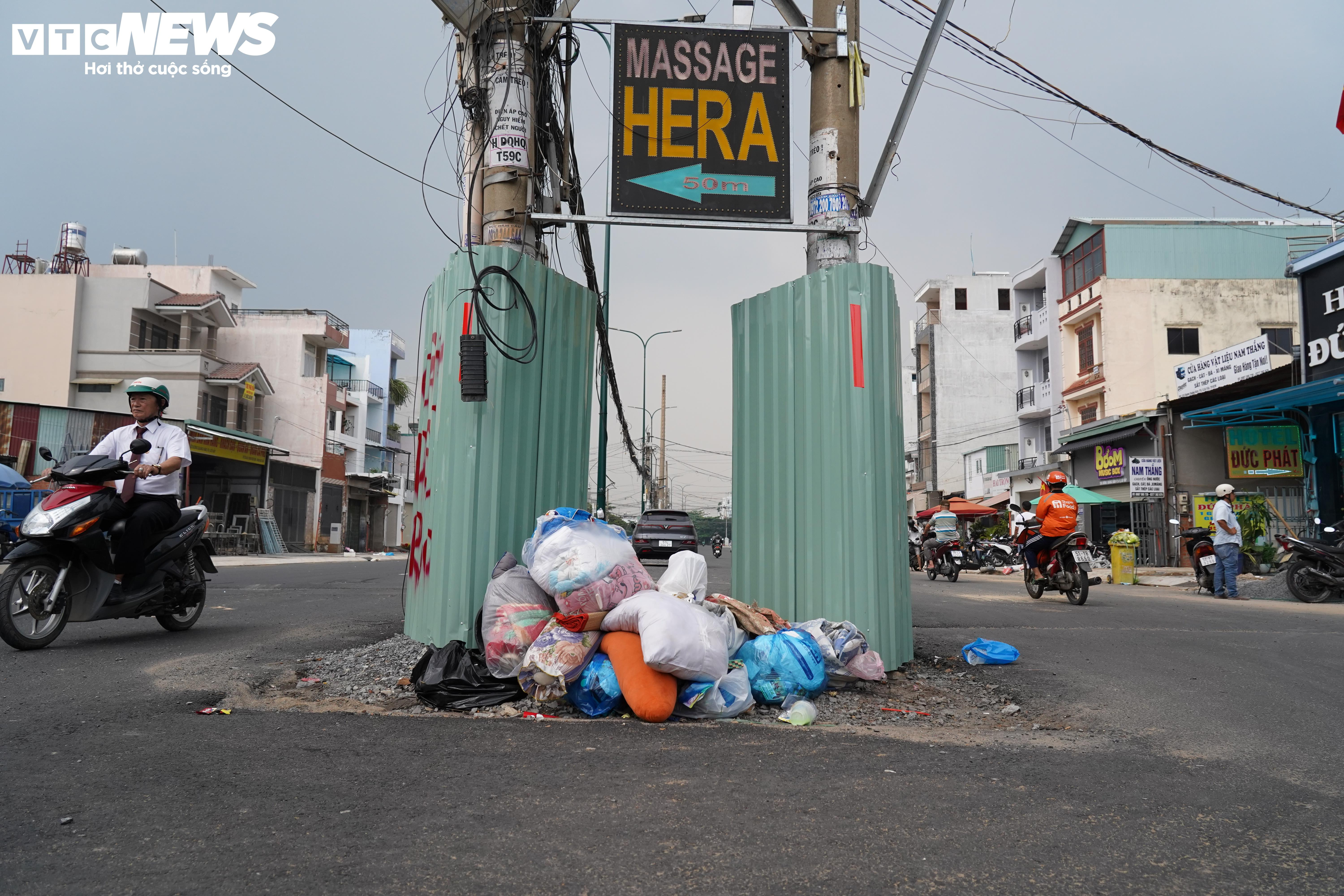 Cột điện, lô cốt gây mất an toàn giao thông tại dự án trọng điểm ở TP.HCM - 7
