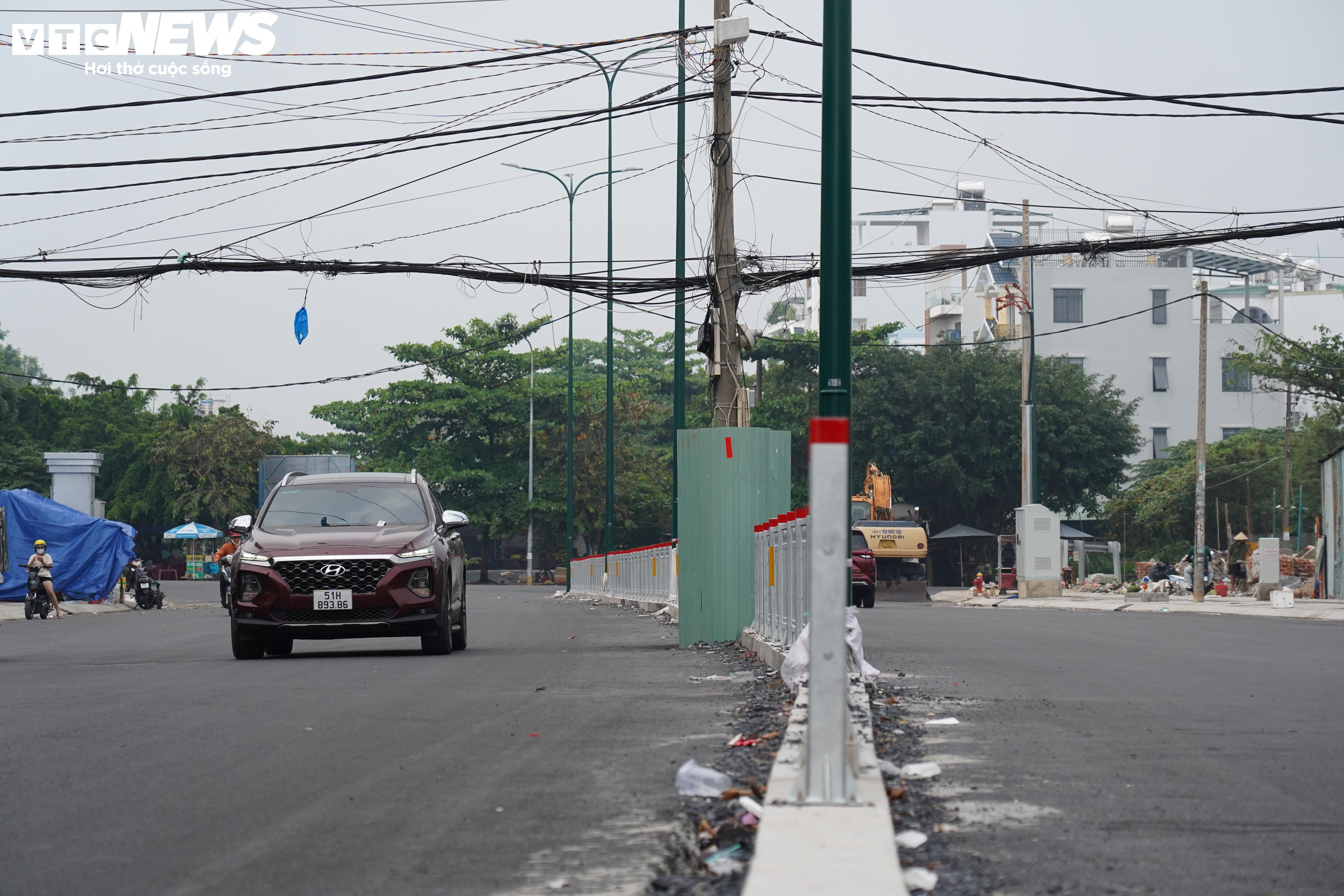 Cột điện, lô cốt gây mất an toàn giao thông tại dự án trọng điểm ở TP.HCM - 8