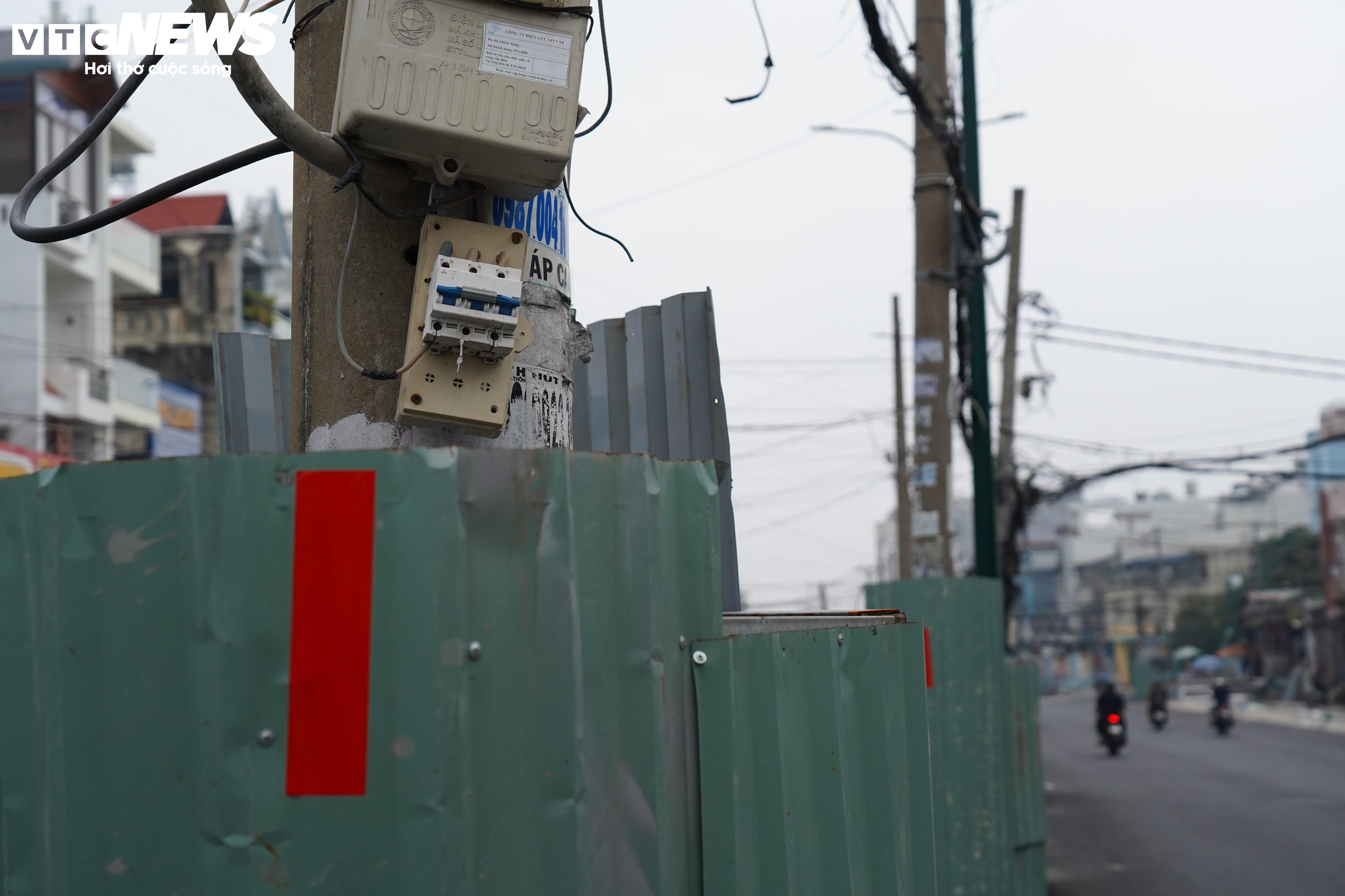 Cột điện, lô cốt gây mất an toàn giao thông tại dự án trọng điểm ở TP.HCM - 5