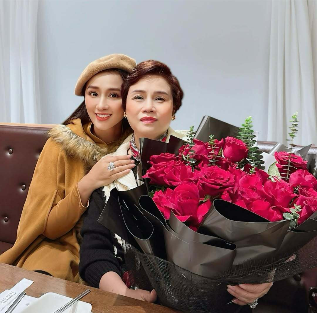 Sao Việt 24/2: Hoài Lâm khoe bạn gái mới, Hồ Quỳnh Hương đọ sắc cùng chị gái - 9