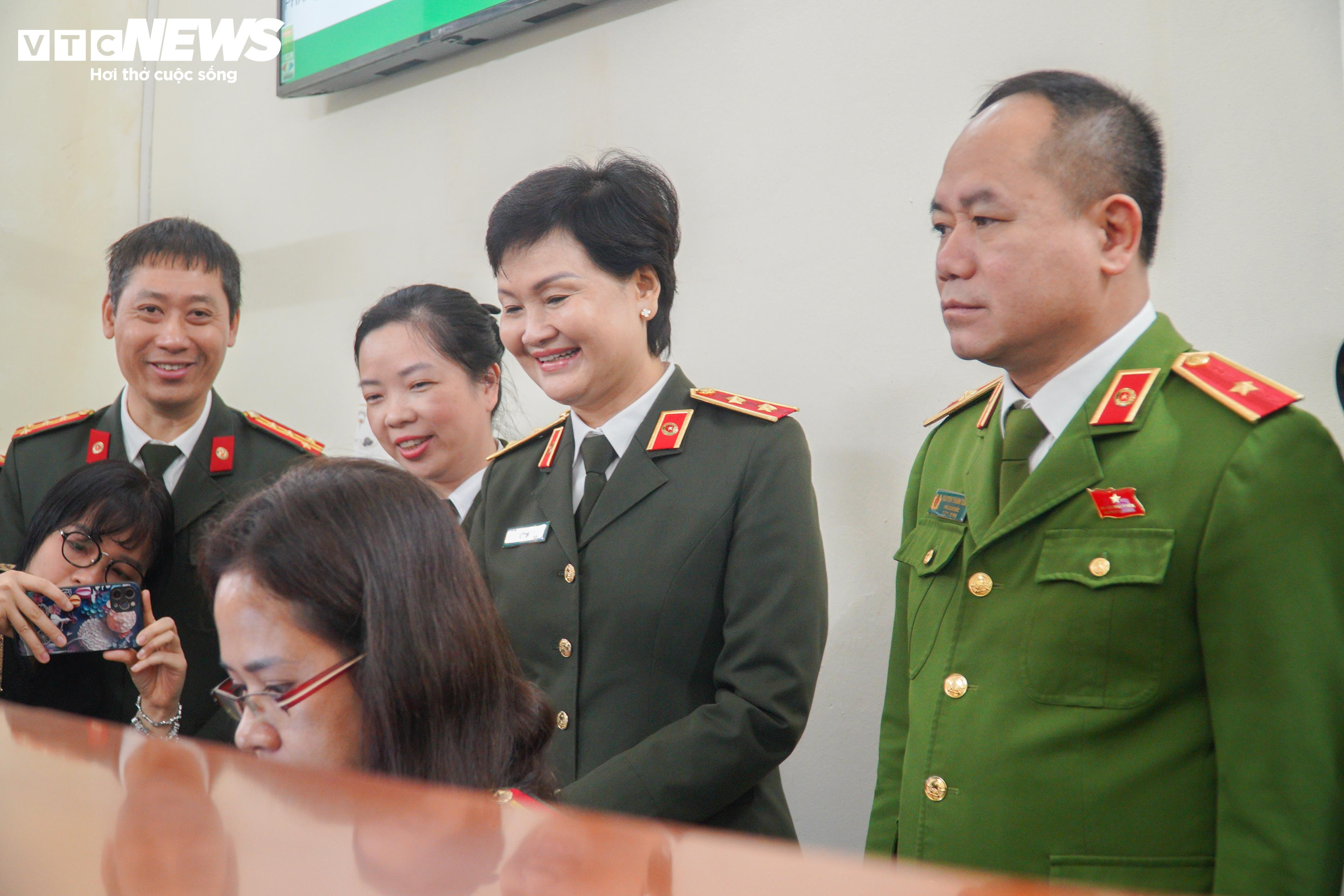 Ngày đầu Công an Hà Nội tiếp nhận xử lý hồ sơ lý lịch tư pháp - 9