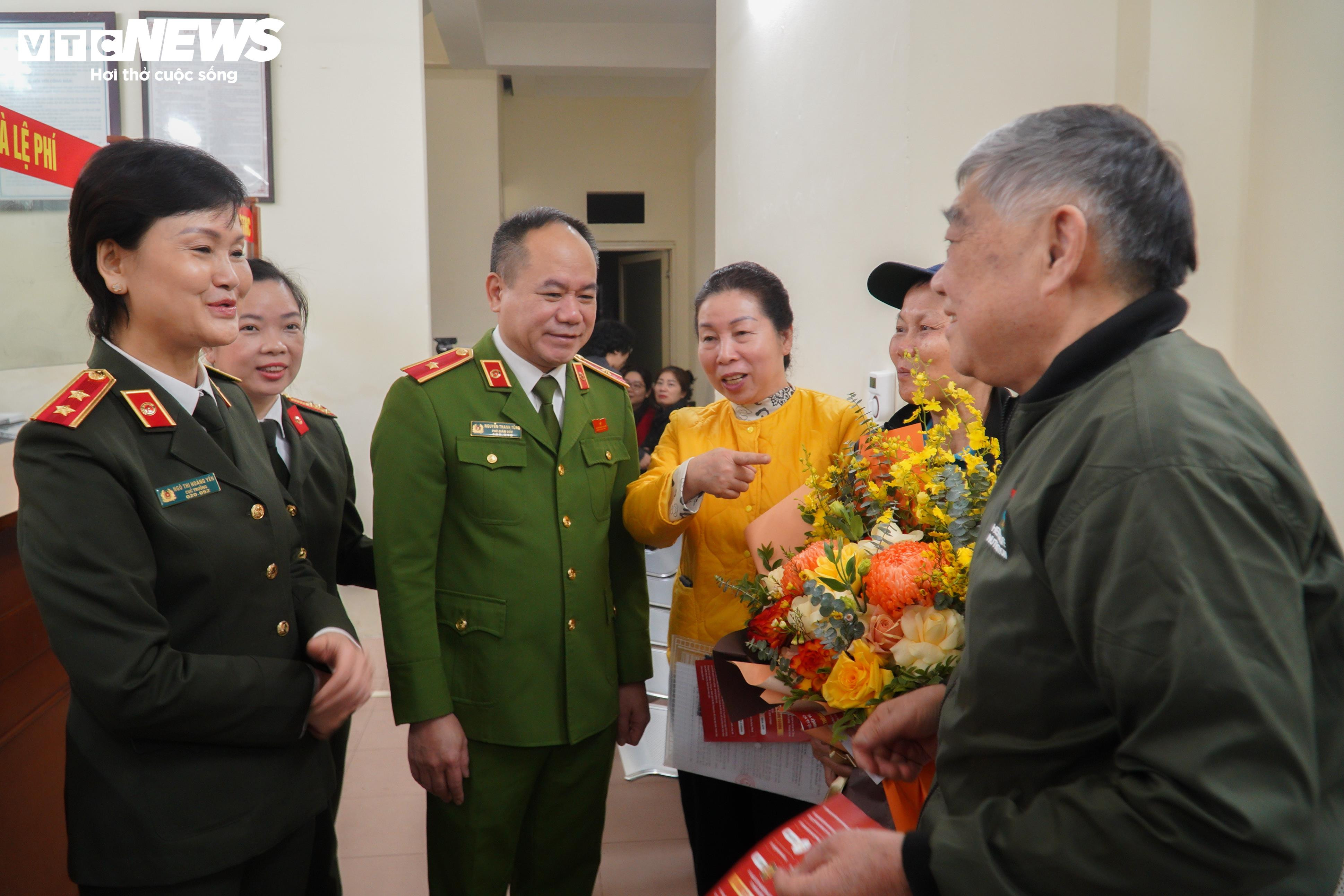 Ngày đầu Công an Hà Nội tiếp nhận xử lý hồ sơ lý lịch tư pháp - 11