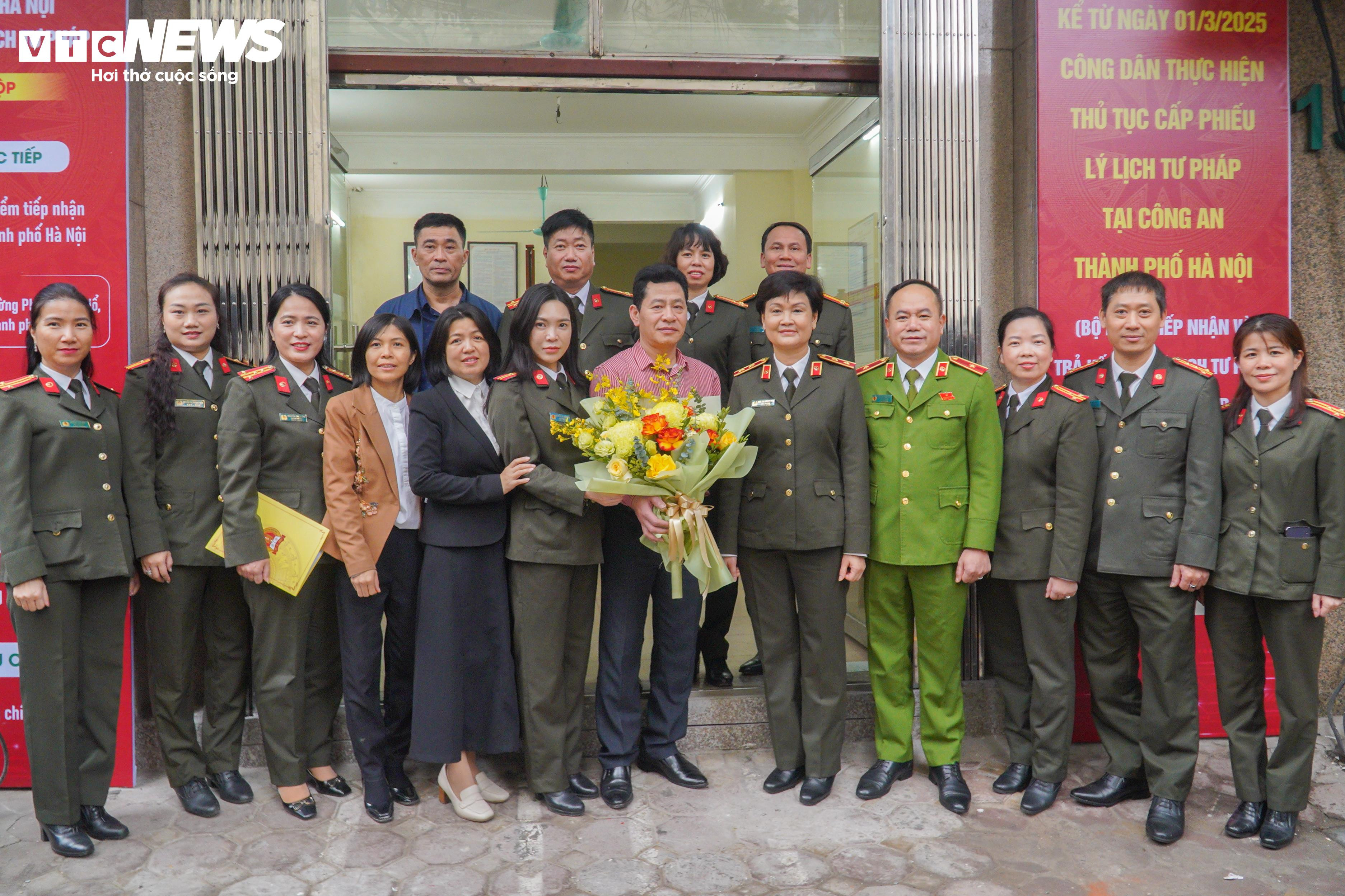 Ngày đầu Công an Hà Nội tiếp nhận xử lý hồ sơ lý lịch tư pháp - 12