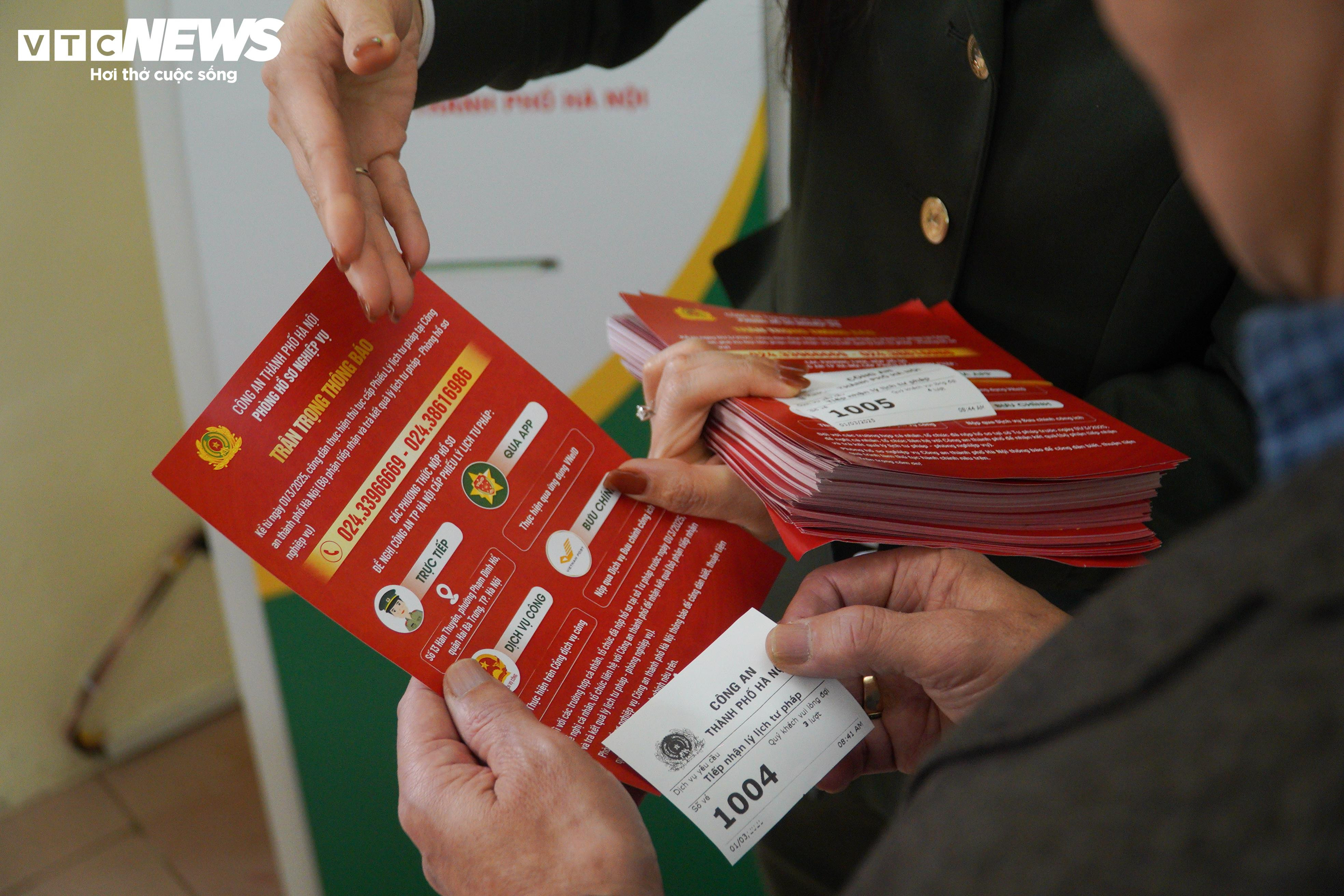 Ngày đầu Công an Hà Nội tiếp nhận xử lý hồ sơ lý lịch tư pháp - 4