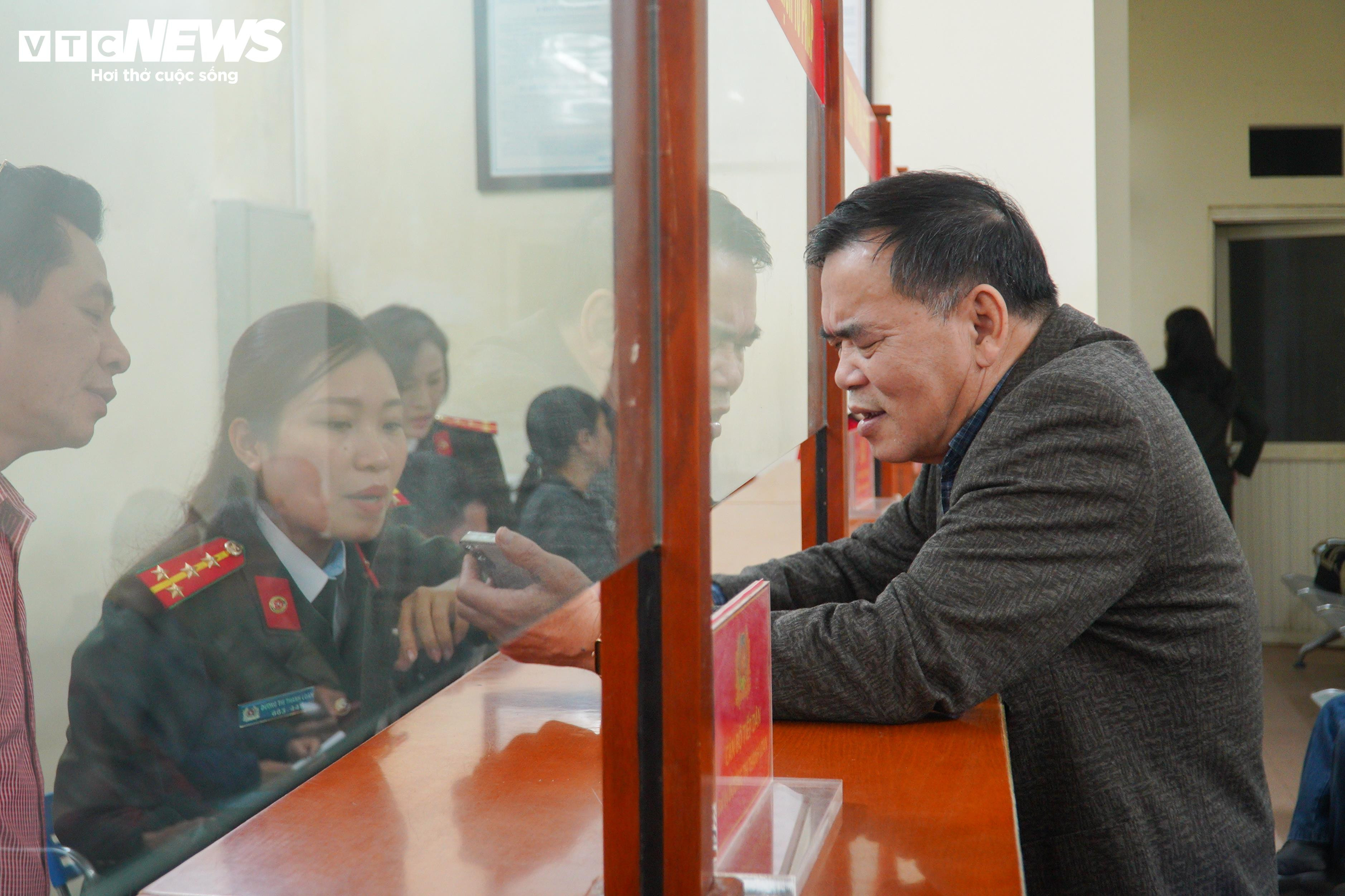 Ngày đầu Công an Hà Nội tiếp nhận xử lý hồ sơ lý lịch tư pháp - 5