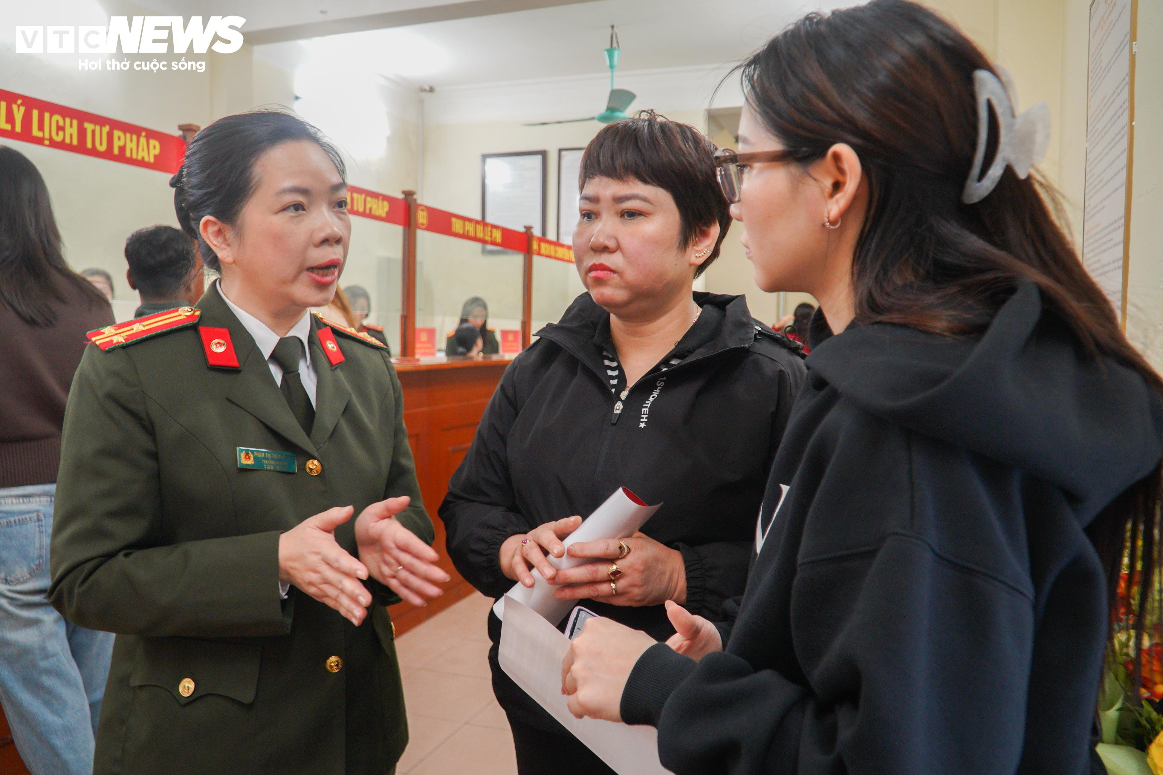 Ngày đầu Công an Hà Nội tiếp nhận xử lý hồ sơ lý lịch tư pháp - 8