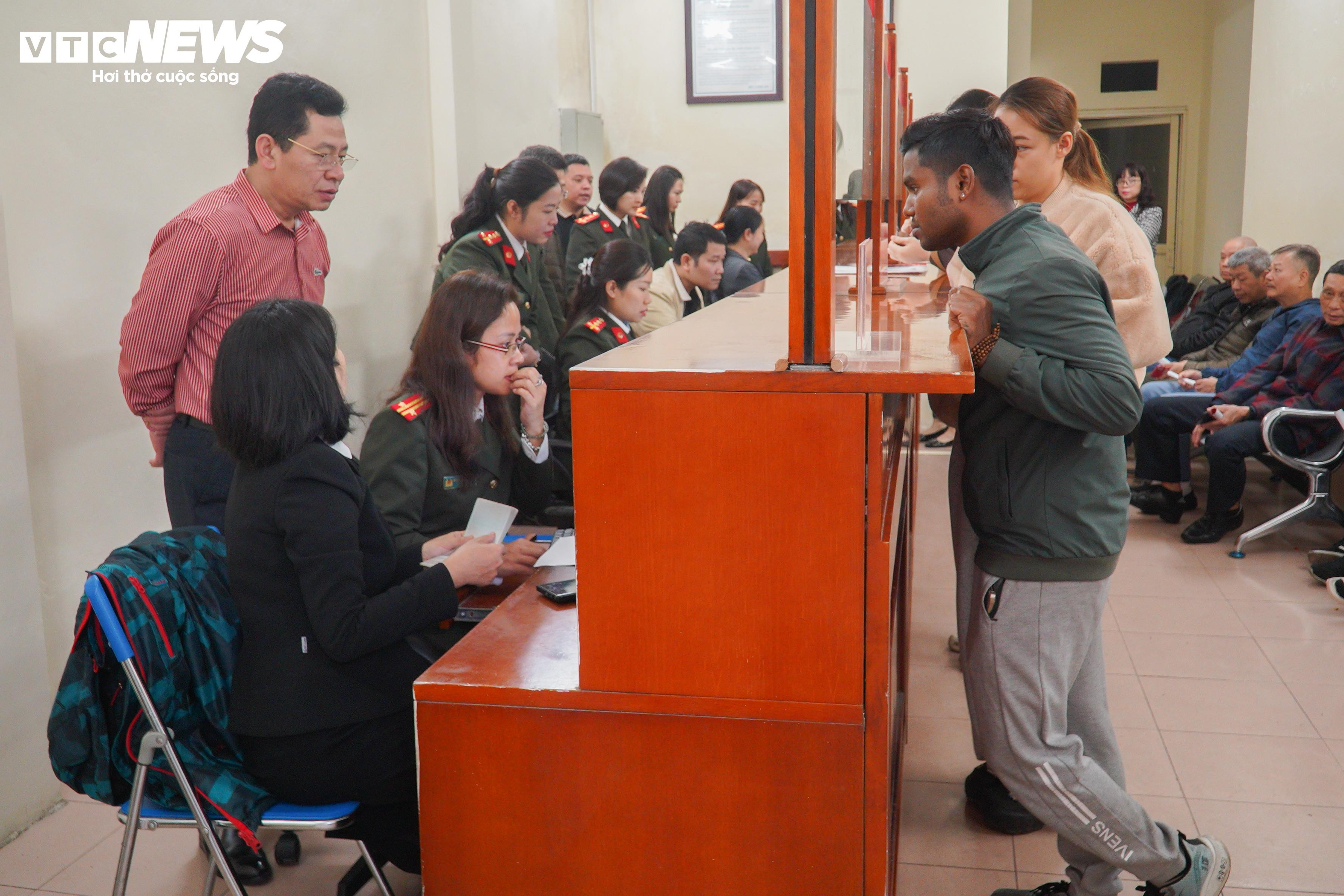 Ngày đầu Công an Hà Nội tiếp nhận xử lý hồ sơ lý lịch tư pháp - 6