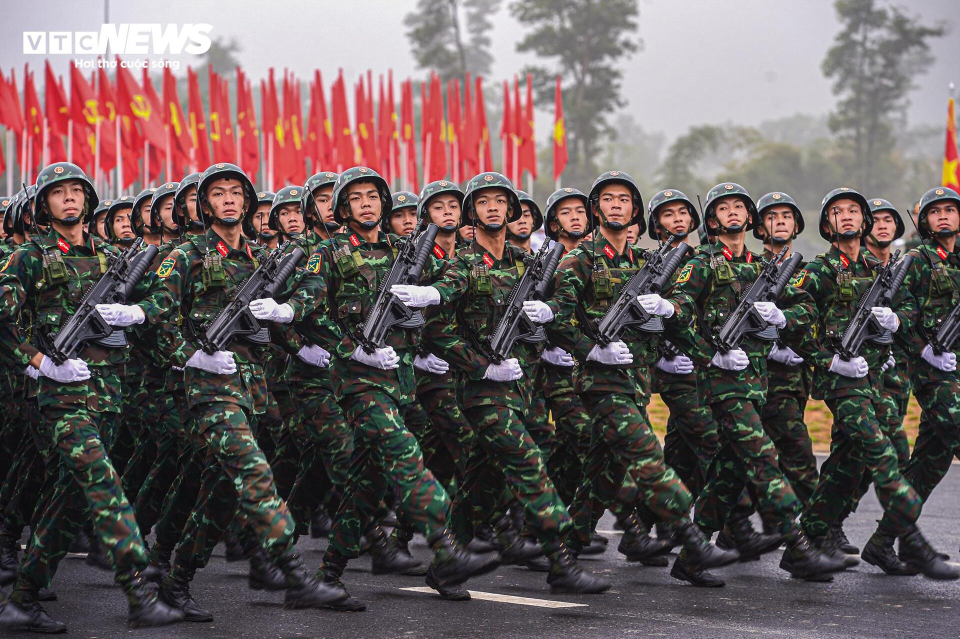 Dàn súng 'Made in Vietnam' được trang bị cho các khối diễu binh lễ kỷ niệm 30/4 - 1
