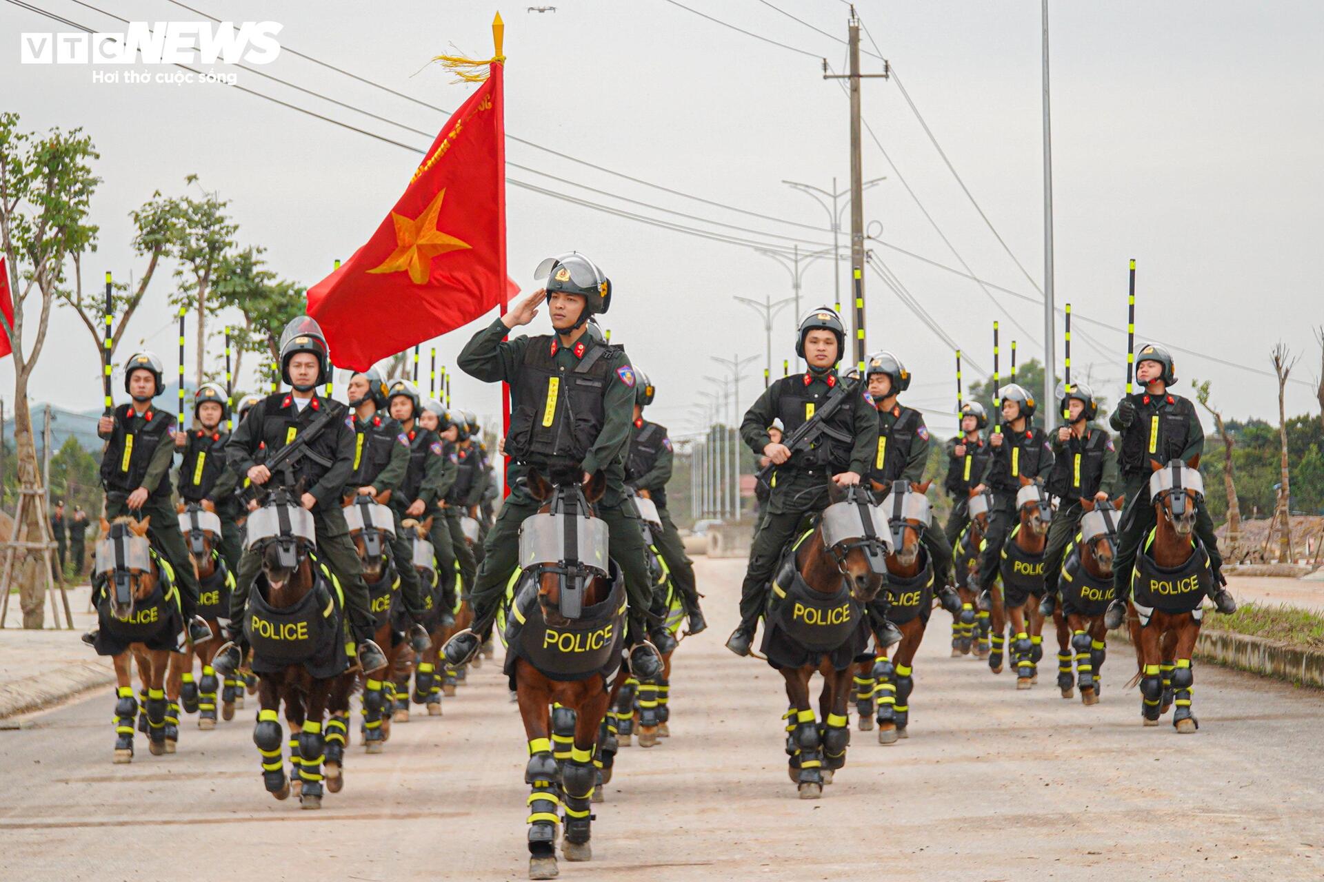 Cảnh sát cơ động kỵ binh múa gậy điêu luyện trên lưng ngựa phi nước đại - 1