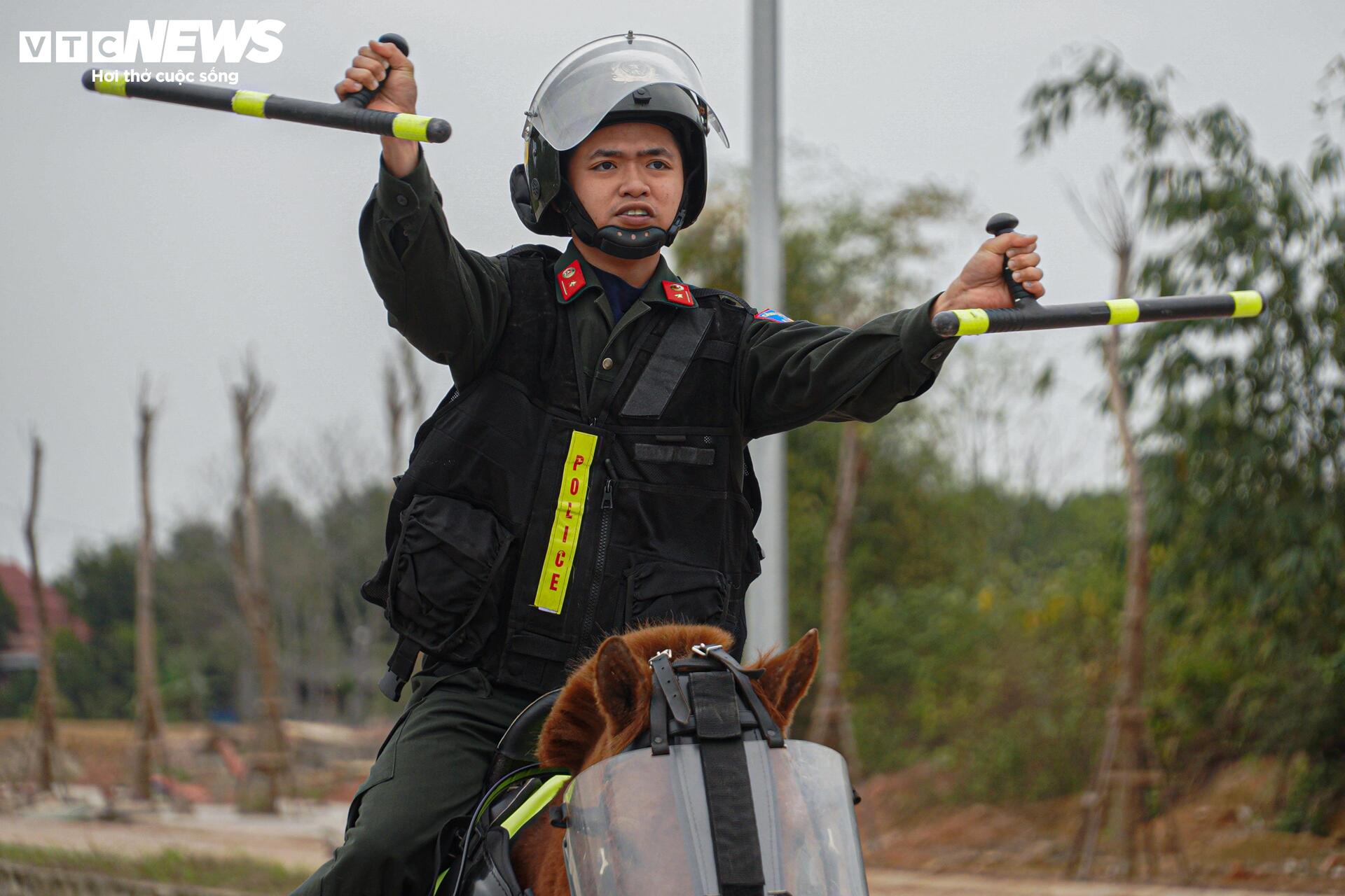 Cảnh sát cơ động kỵ binh múa gậy điêu luyện trên lưng ngựa phi nước đại - 5