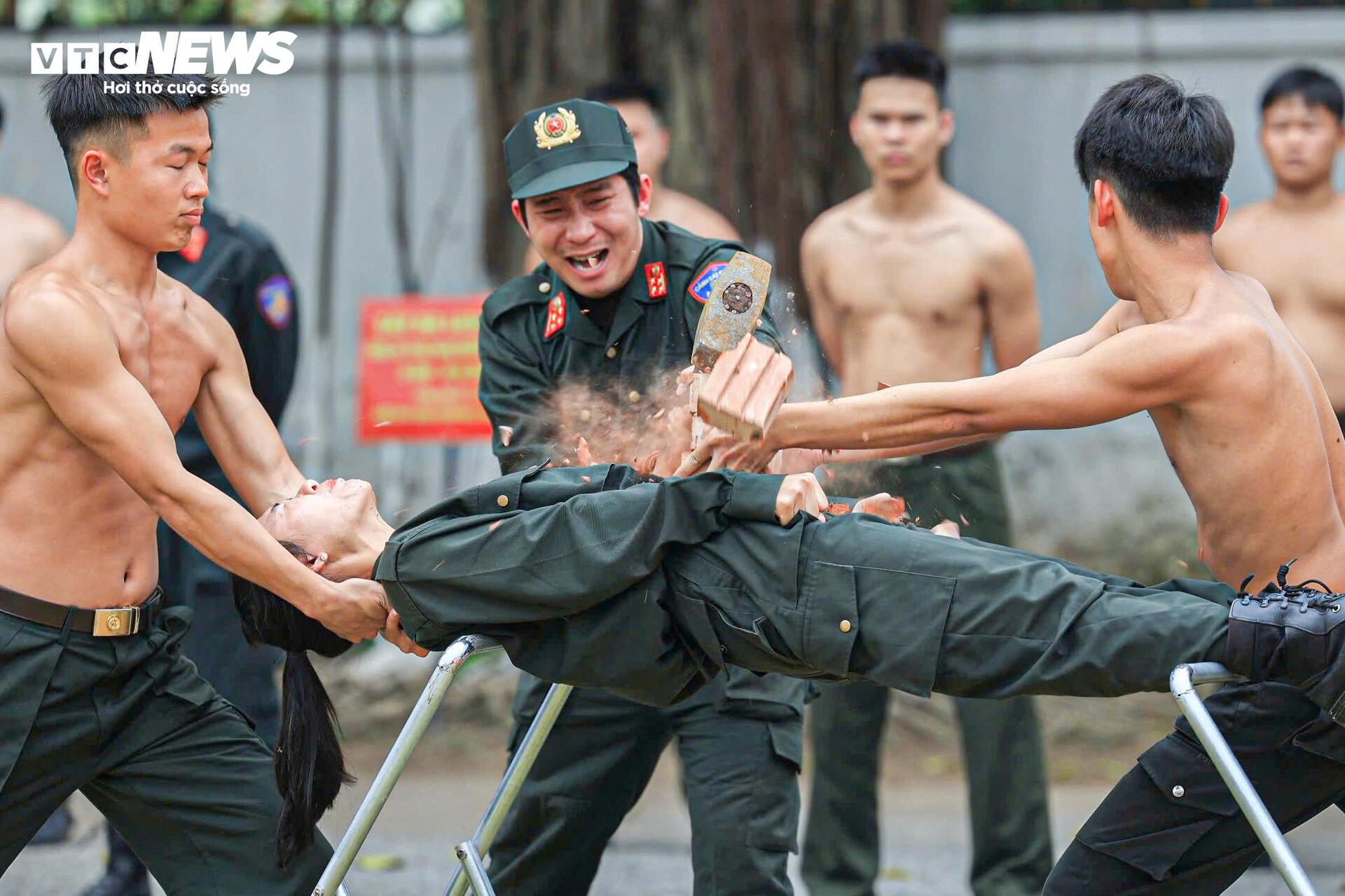 Tròn mắt xem nữ cảnh sát đặc nhiệm đu dây bắn súng tiêu diệt phần tử khủng bố - 4