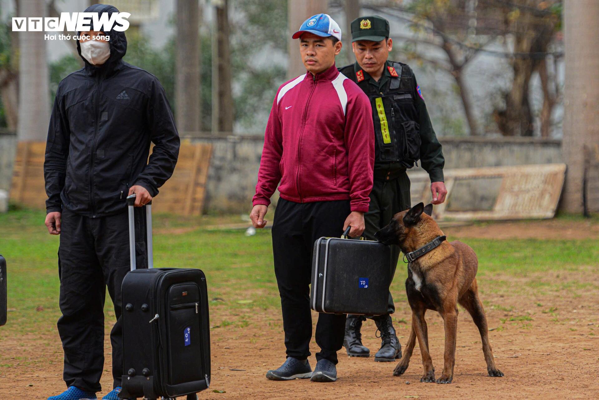 Cảnh khuyến trổ tài vượt vòng lửa, tìm ma tuý, dũng mãnh tấn công tội phạm - 4