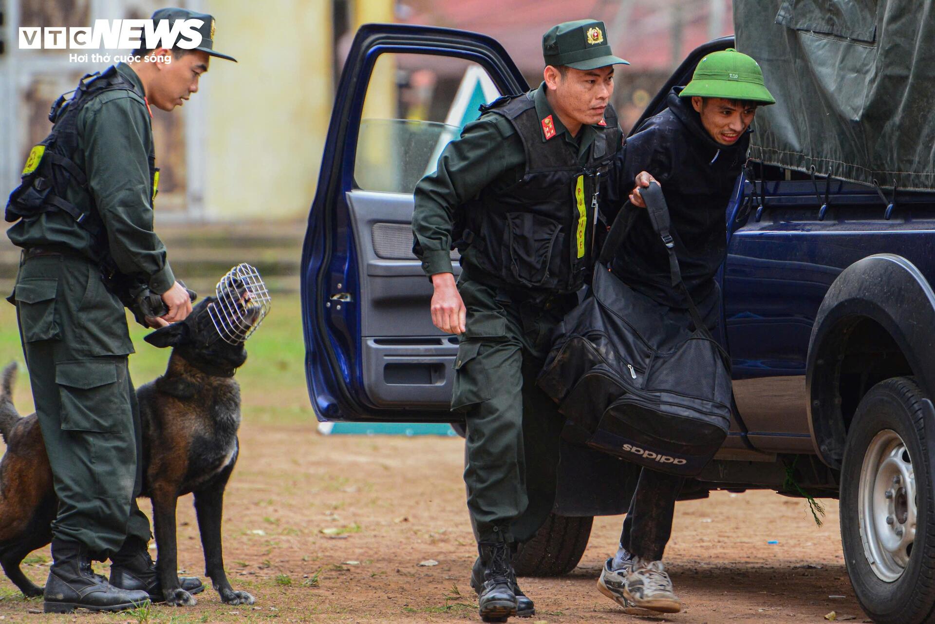 Cảnh khuyến trổ tài vượt vòng lửa, tìm ma tuý, dũng mãnh tấn công tội phạm - 10