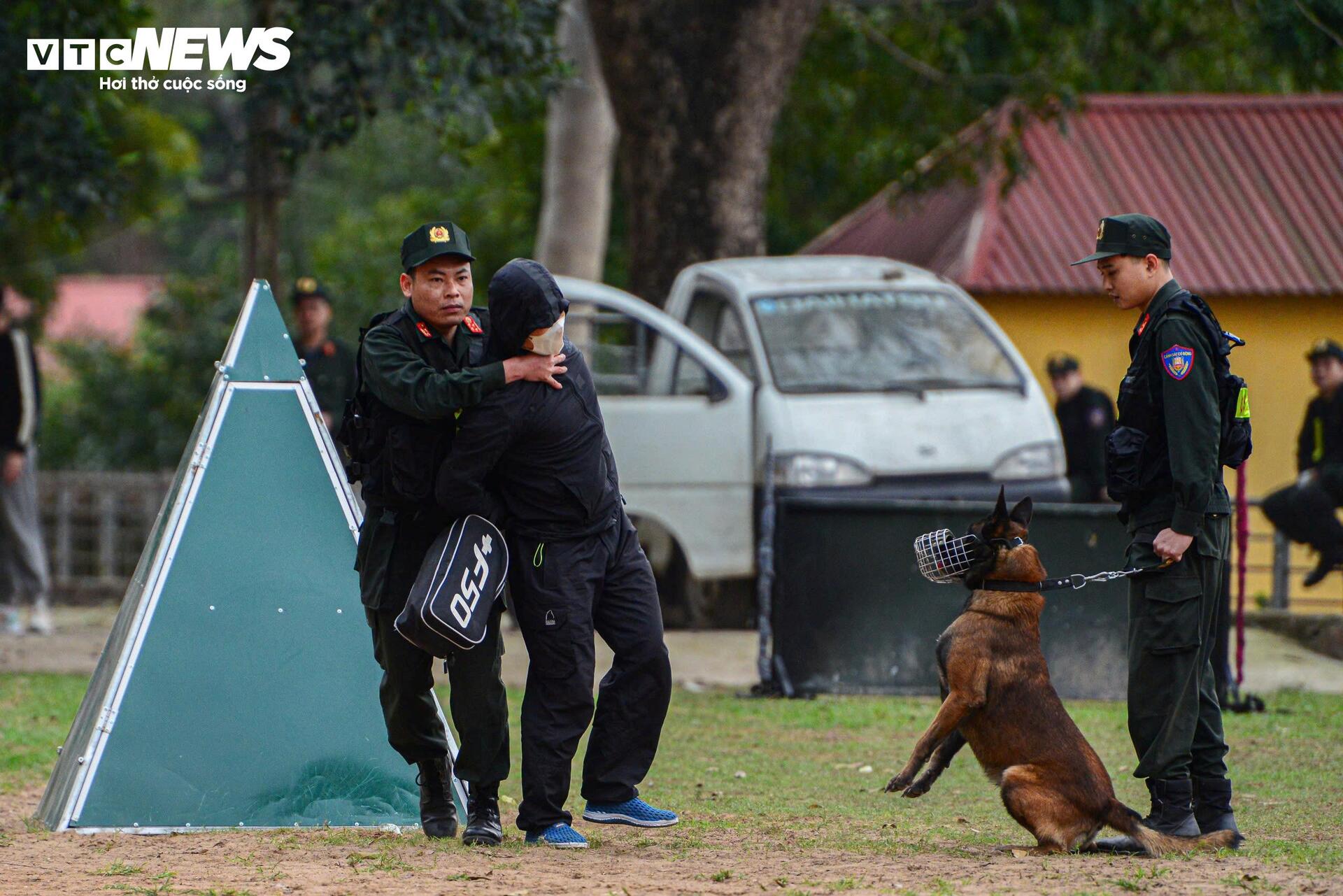 Cảnh khuyến trổ tài vượt vòng lửa, tìm ma tuý, dũng mãnh tấn công tội phạm - 11