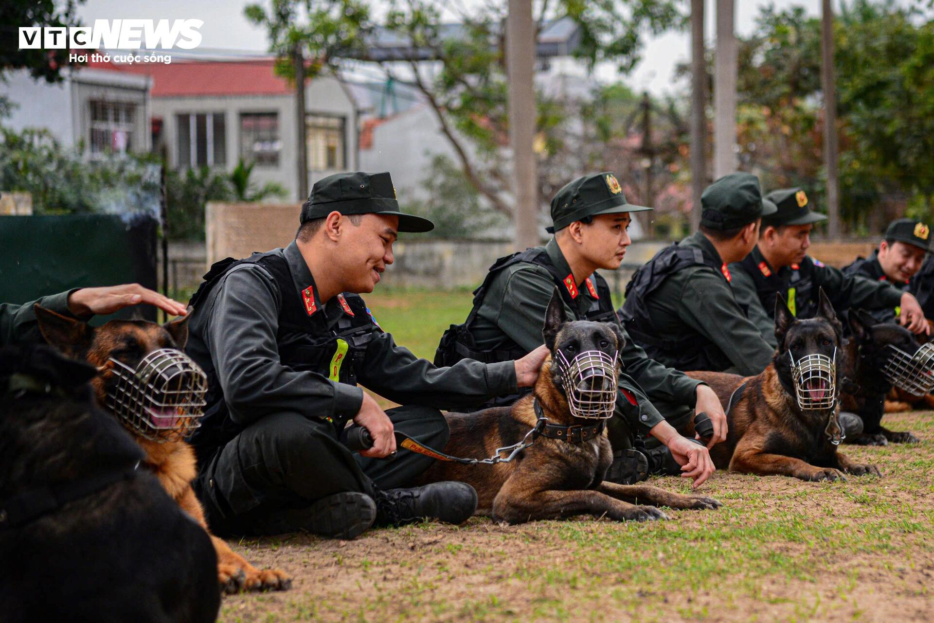 Cảnh khuyến trổ tài vượt vòng lửa, tìm ma tuý, dũng mãnh tấn công tội phạm - 19