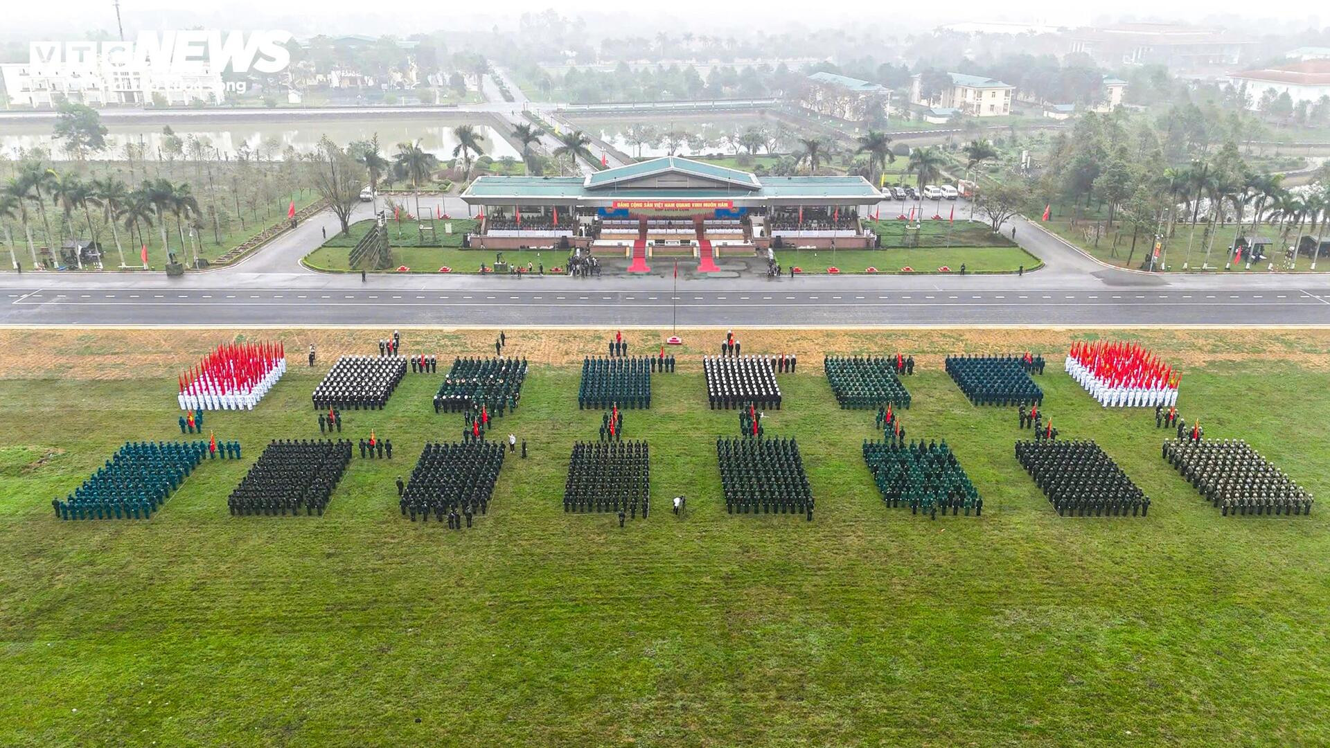 Ngắm những 'bóng hồng' trên thao trường tập luyện diễu binh cho đại lễ 30/4 - 1