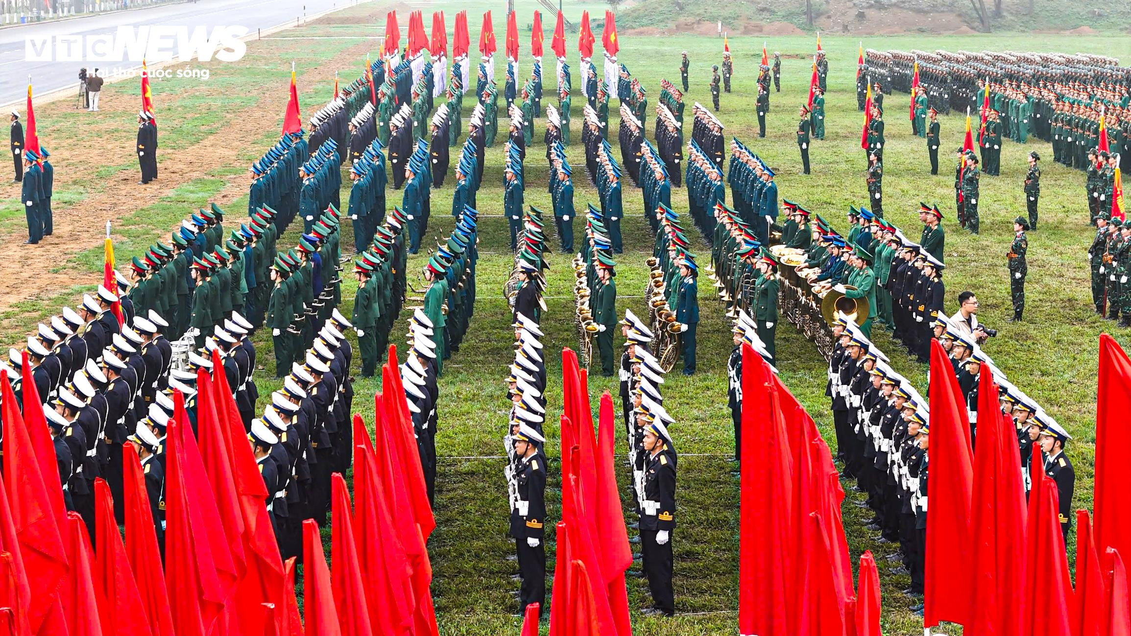 Ngắm những 'bóng hồng' trên thao trường tập luyện diễu binh cho đại lễ 30/4 - 2